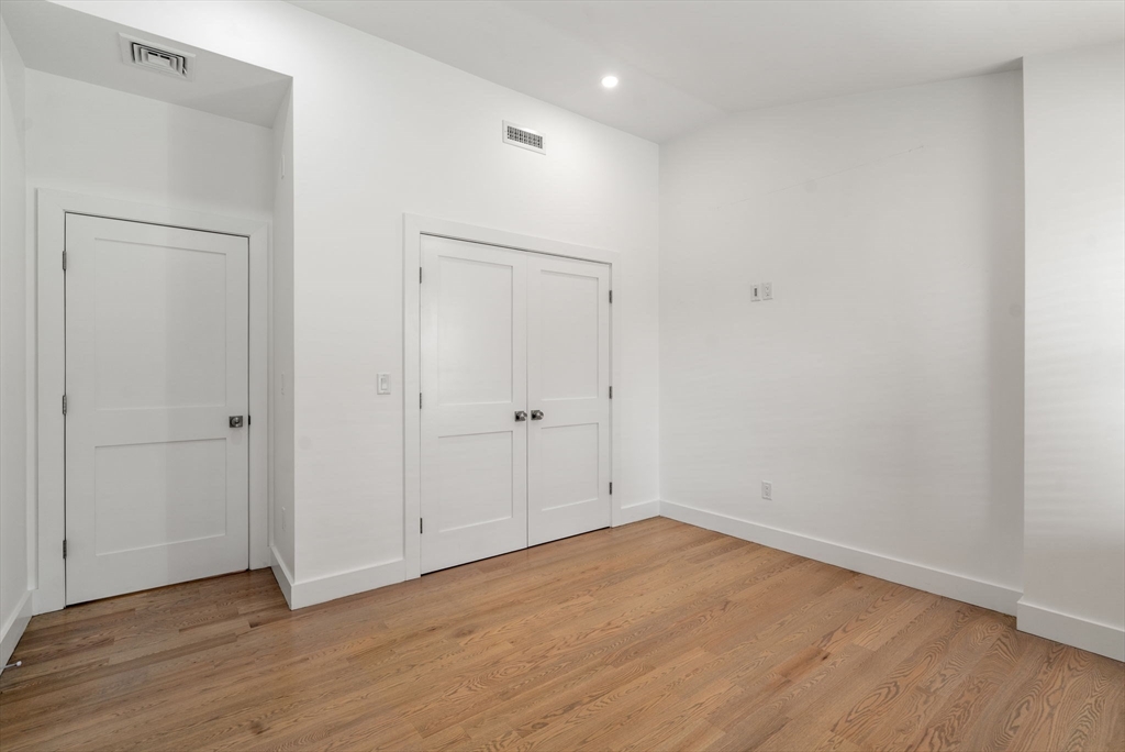 Waltham, Massachusetts, 02451, United States, 3 Bedrooms Bedrooms, ,2 BathroomsBathrooms,Residential,For Sale,1960528