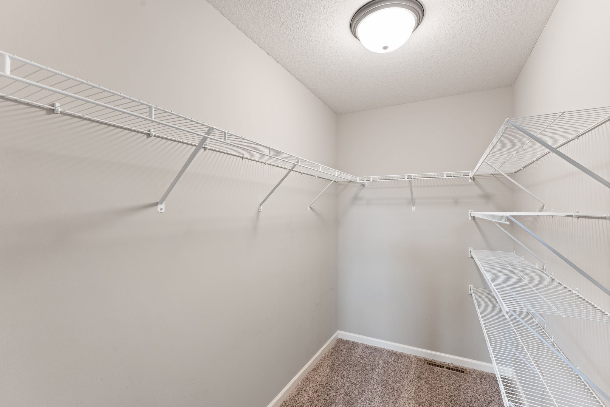  Spacious Walkout Living on a Prime Corner Lot - 物件實景