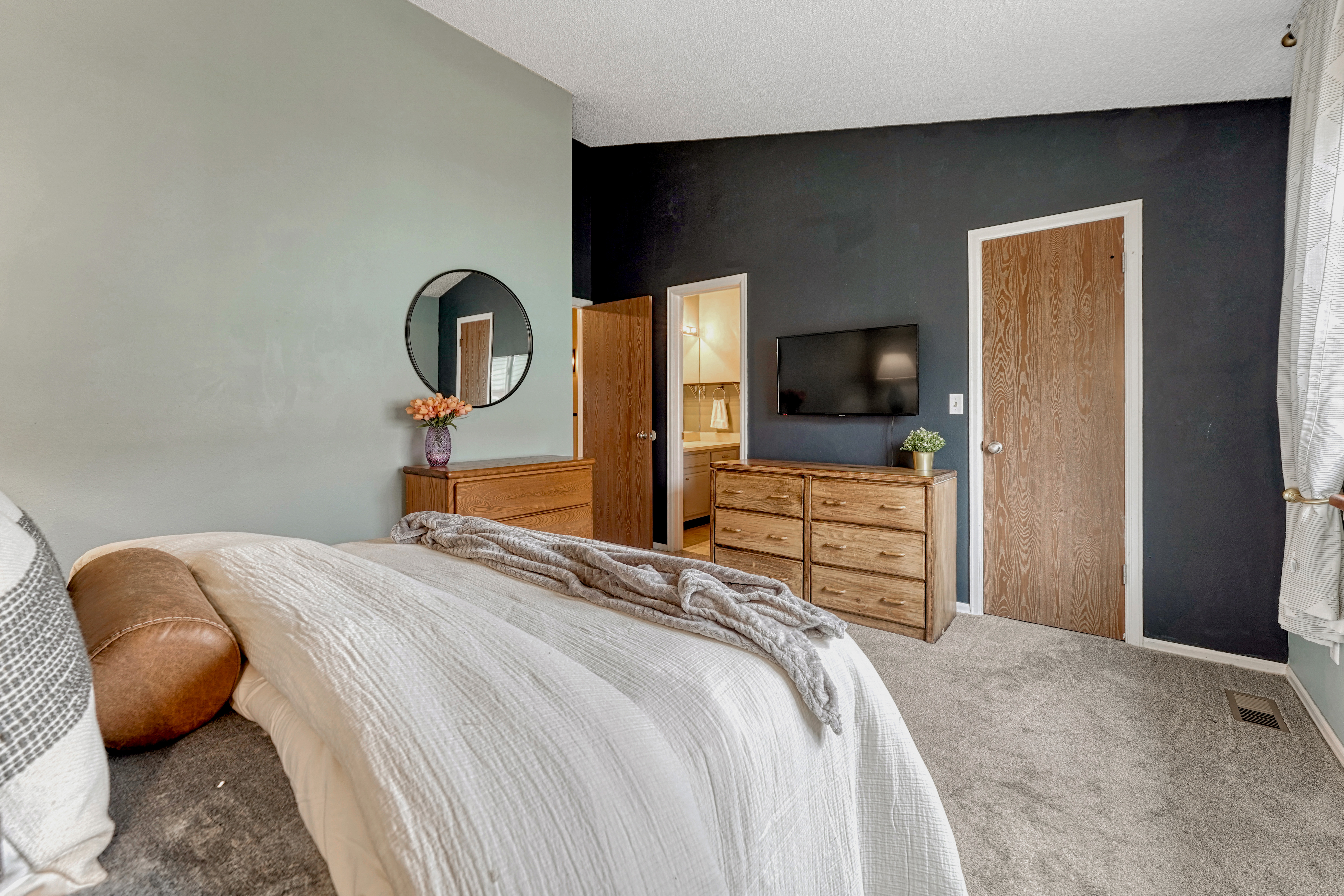  Sunlit Townhouse with Mountain Views & Private Patio - 物件實景