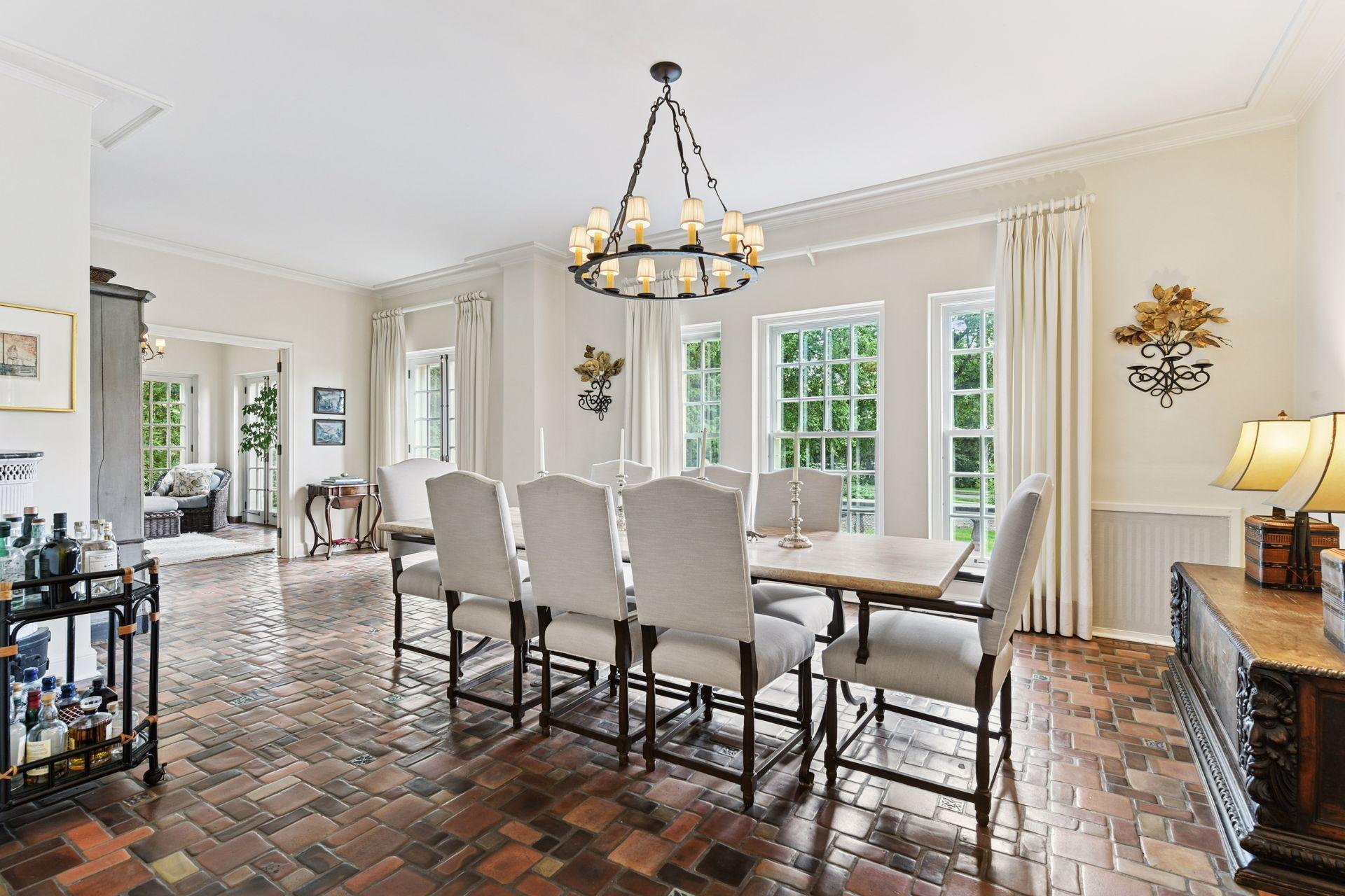 Minneapolis, Minnesota, 55405, United States, 5 Bedrooms Bedrooms, ,4 BathroomsBathrooms,Residential,For Sale,1989086