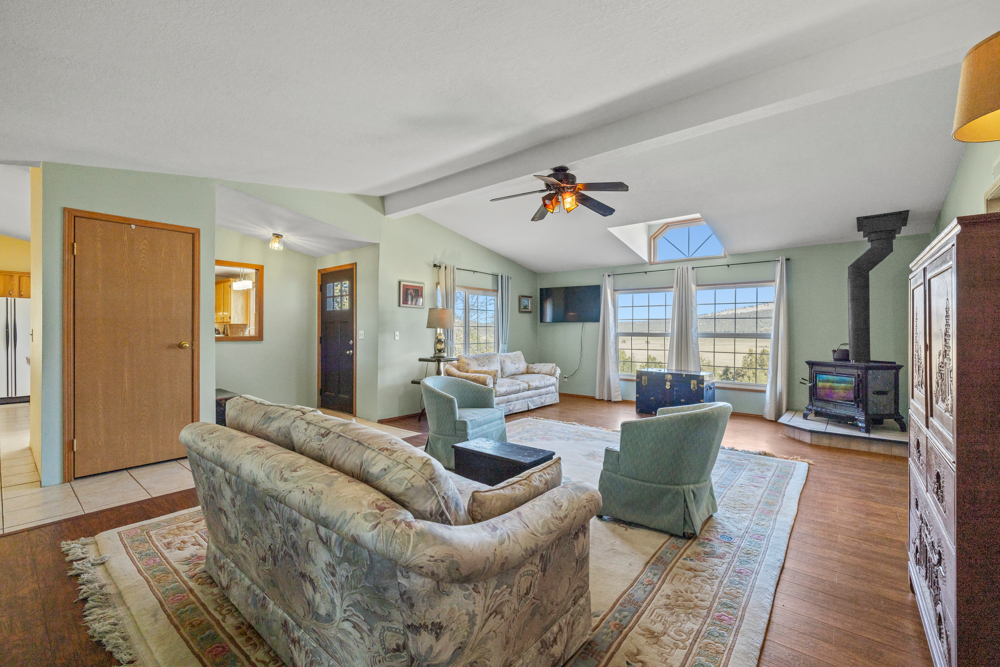 KLAMATH FALLS, Oregon, 97603, United States, 3 Bedrooms Bedrooms, ,2 BathroomsBathrooms,Residential,For Sale,1984310