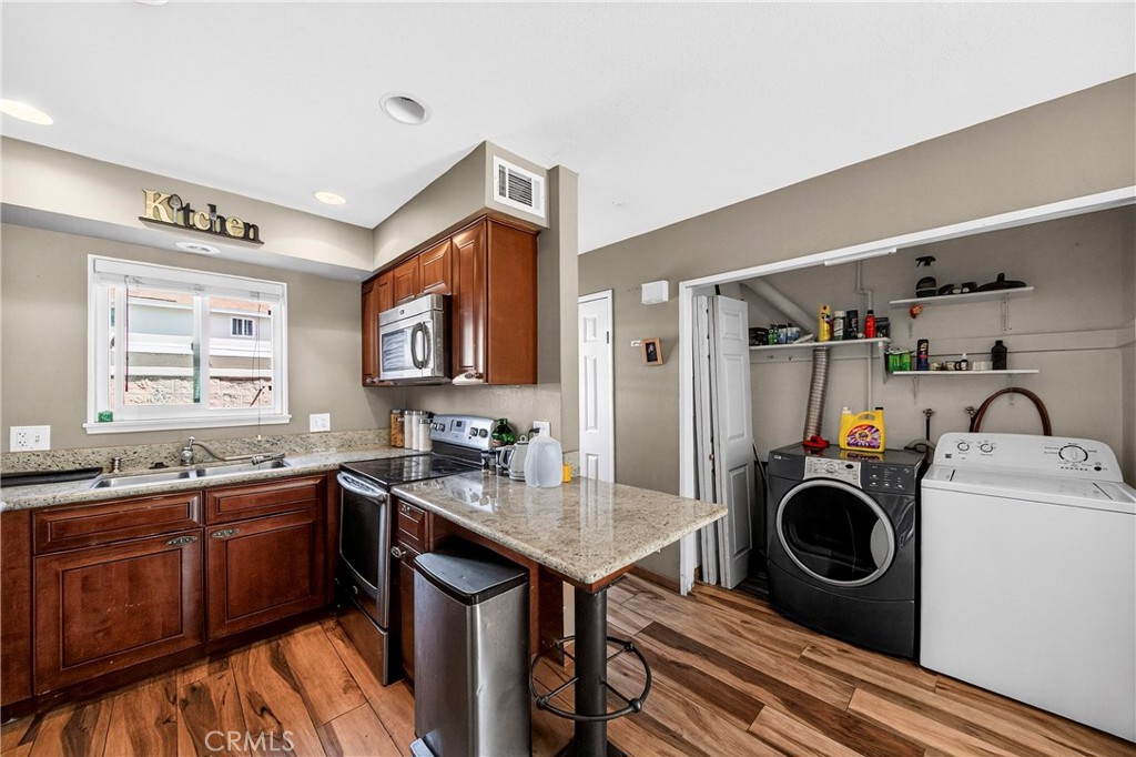 Huntington Beach, California, 92646, United States, 2 Bedrooms Bedrooms, ,2 BathroomsBathrooms,Residential,For Sale,2048347