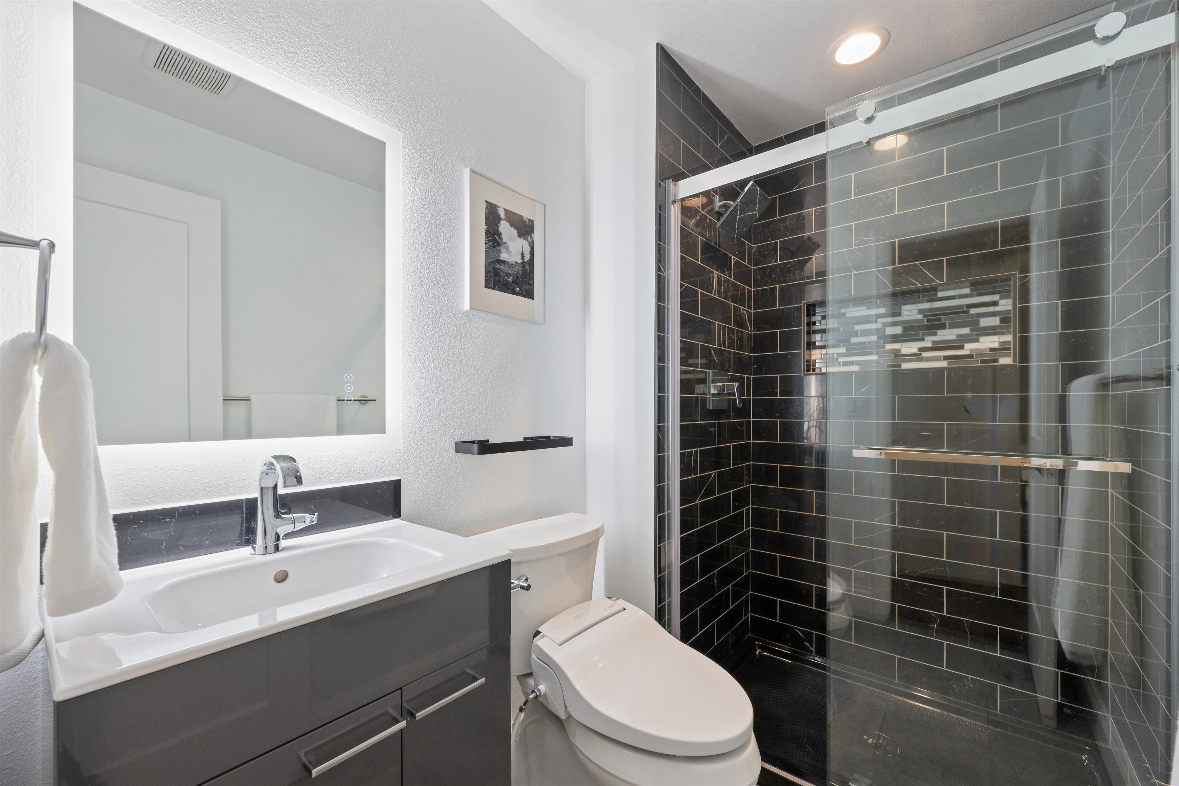  Beautifully updated home-Renovated from top to bottom with exceptional attention - 物件實景