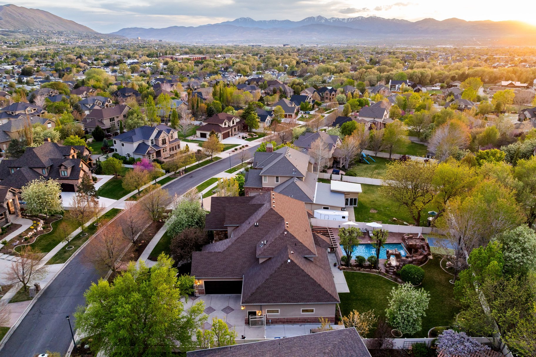  Custom 2-Story Parade Home with Dolphin Bolderscape Grotto Pool & 6 Car Garage - 物件實景
