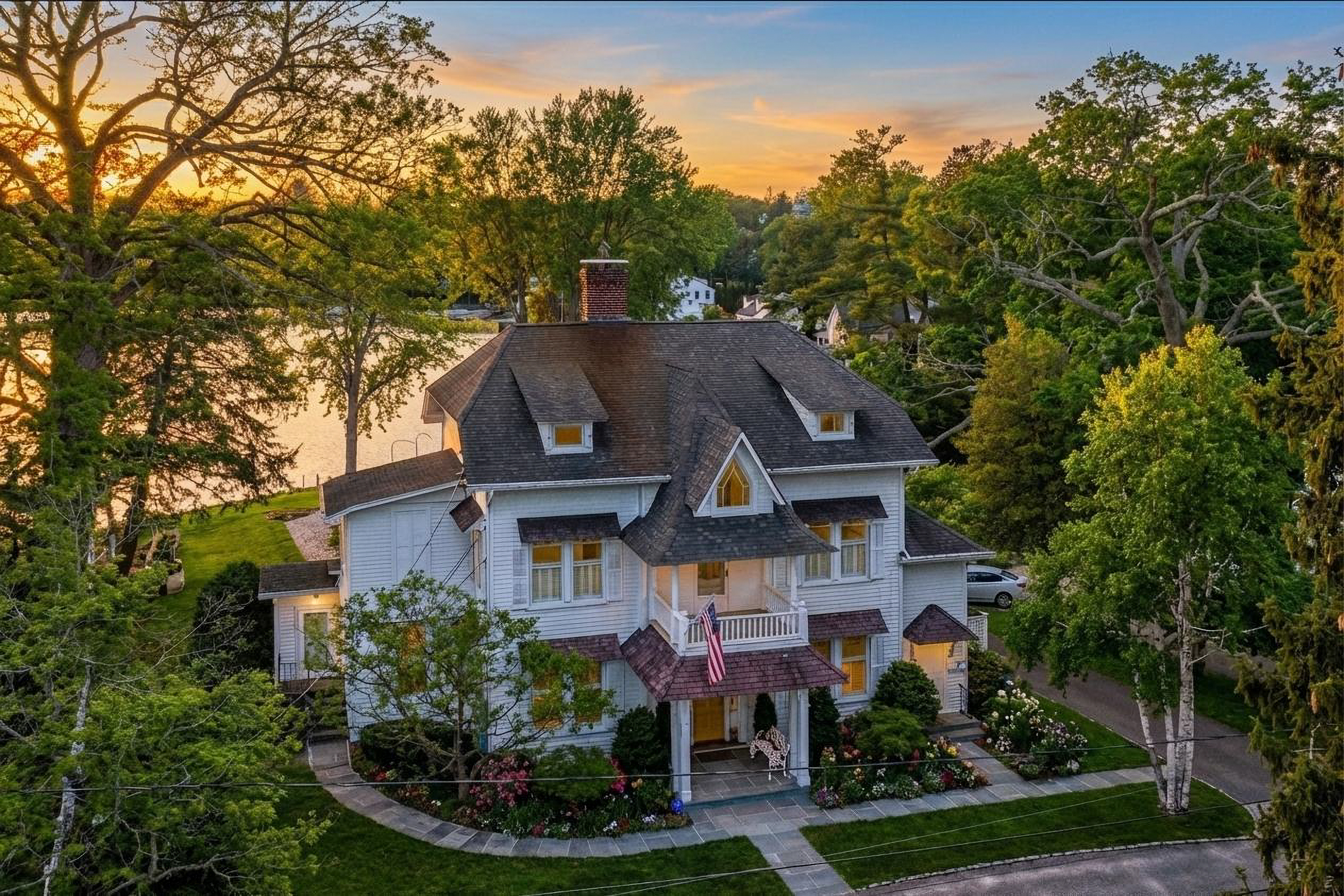  This Landmark Waterfront Estate is Steeped in History - 物件實景