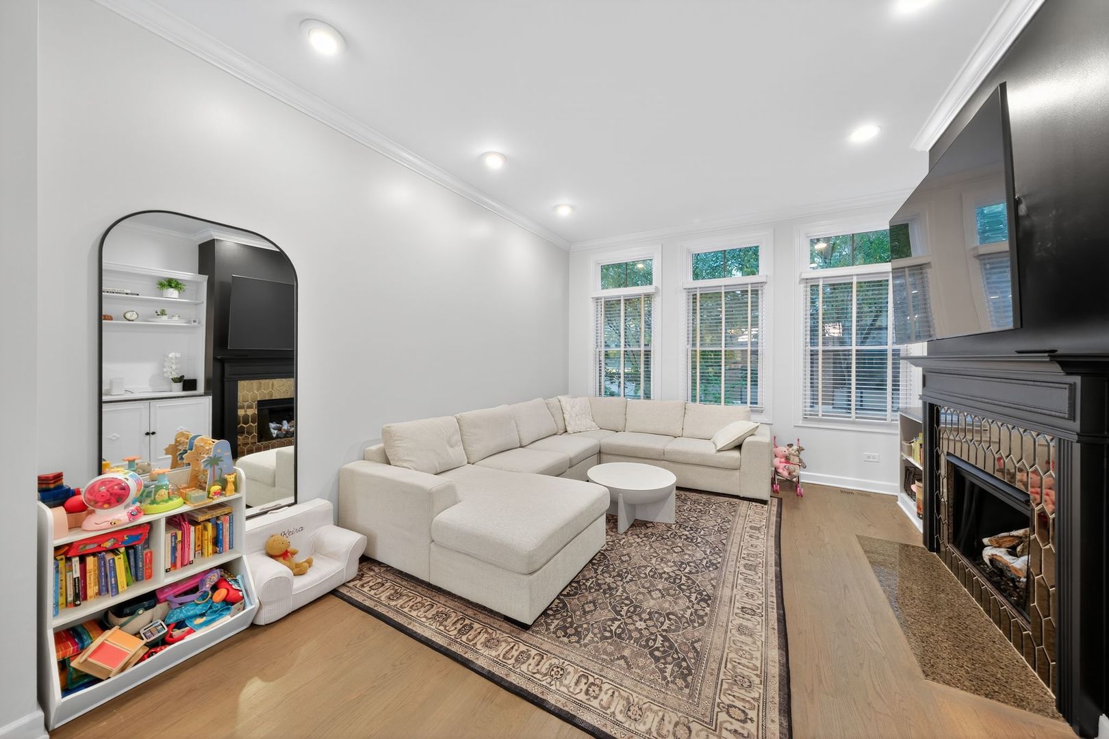 Chicago, Illinois, 60616, United States, 3 Bedrooms Bedrooms, ,3 BathroomsBathrooms,Residential,For Sale,1986457