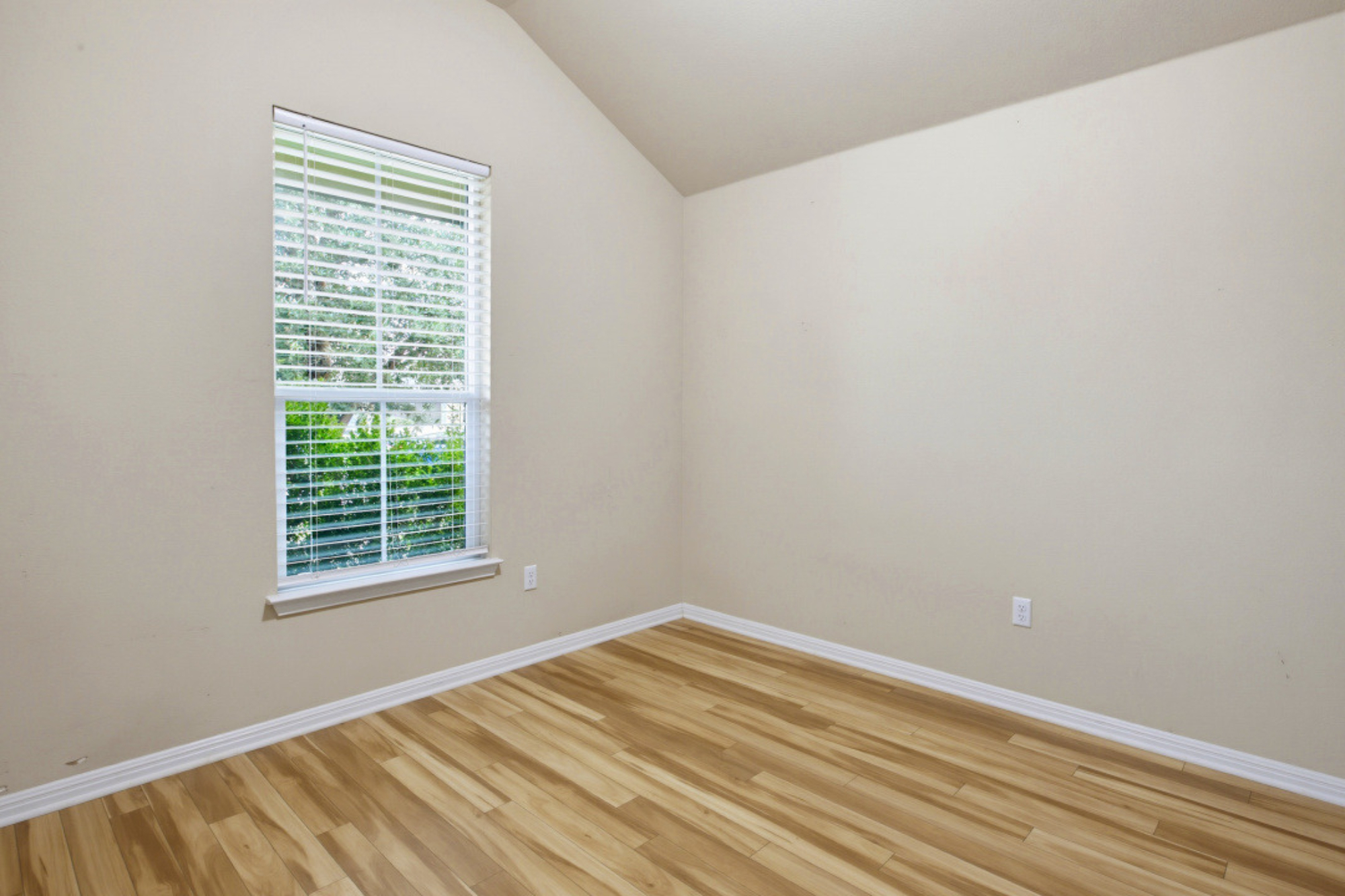  Move-In Ready & Meticulously Maintained in Fort Dessau - 物件實景