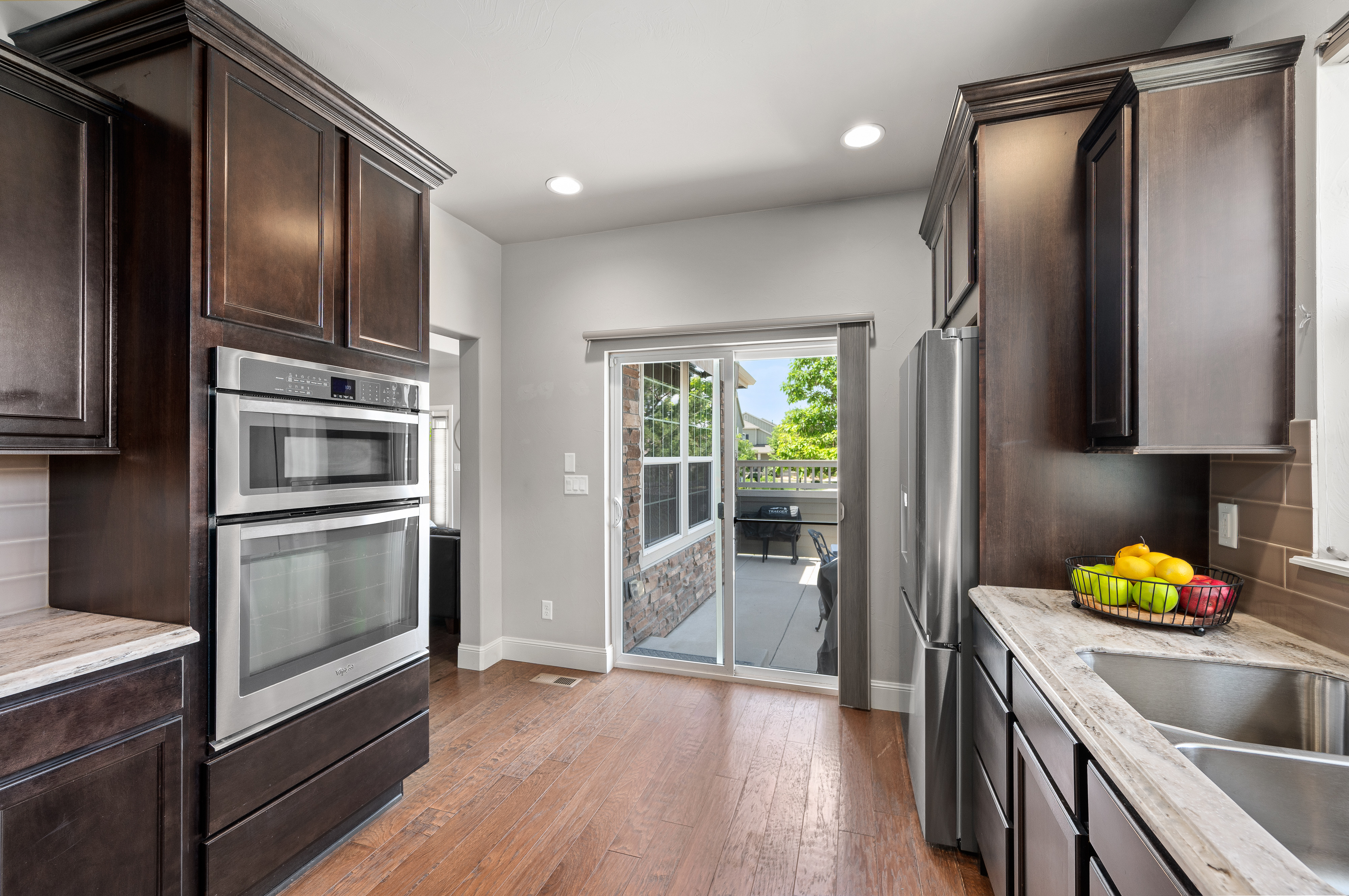  Pristine And Charming End Unit Townhome - 物件實景