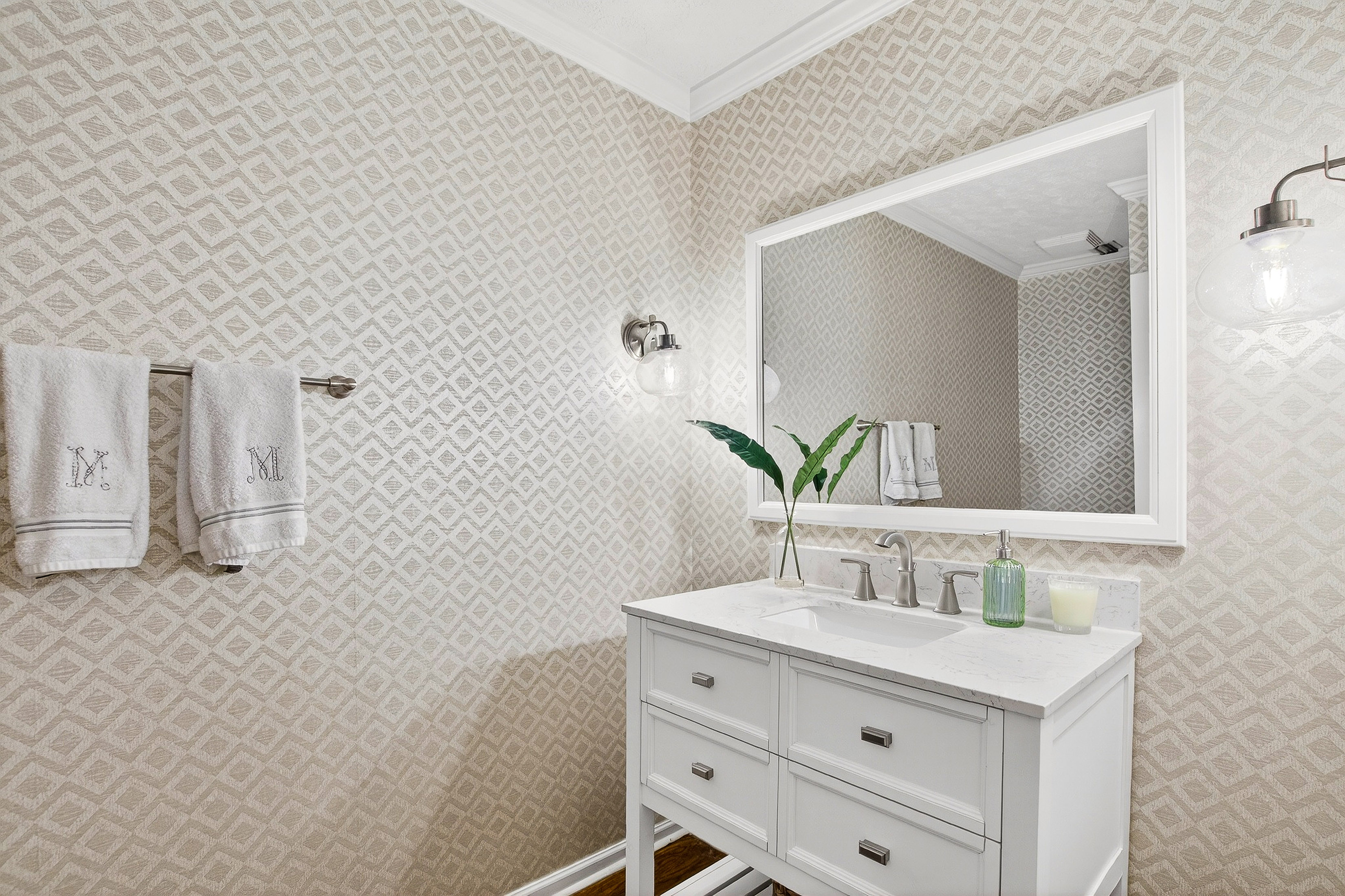  Spacious and Updated Townhome Offers Comfort, Charm and Convenience - 物件實景