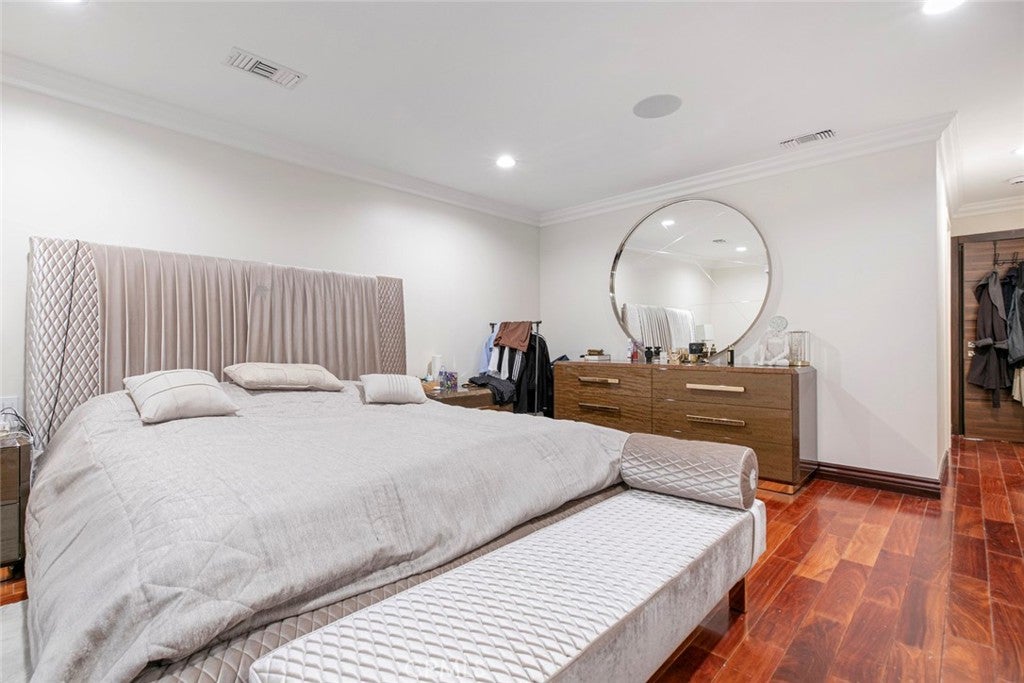 Glendale, California, 91201, United States, 4 Bedrooms Bedrooms, ,5 BathroomsBathrooms,Residential,For Sale,1969452