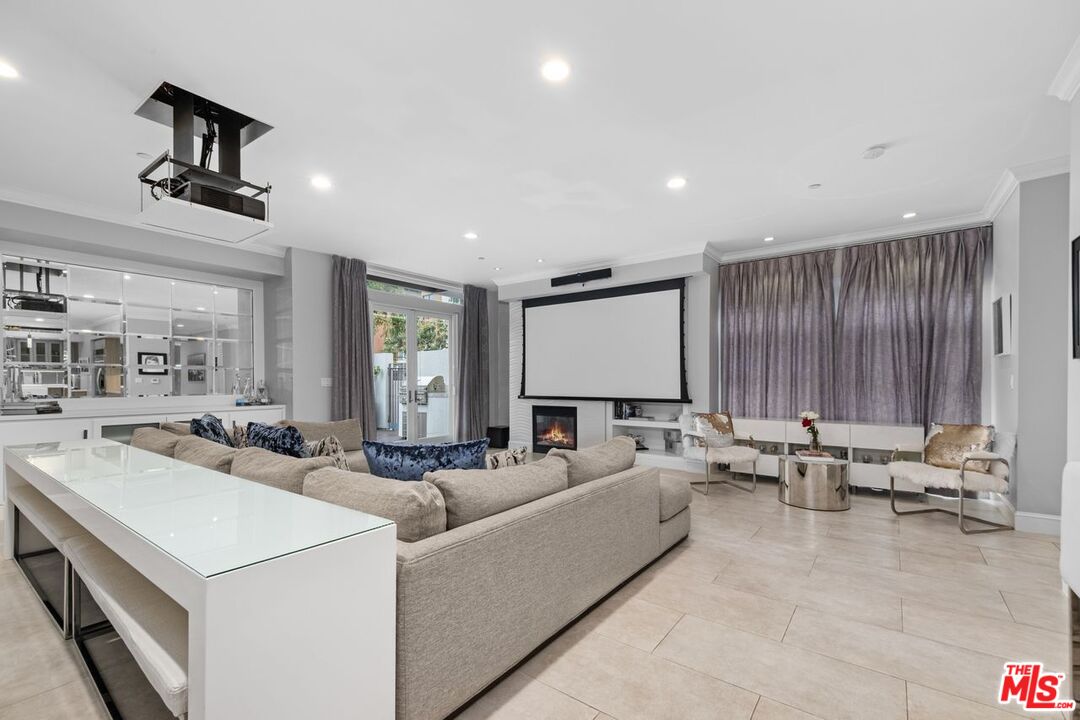 Los Angeles, California, 90094, United States, 3 Bedrooms Bedrooms, ,4 BathroomsBathrooms,Residential,For Sale,1947041
