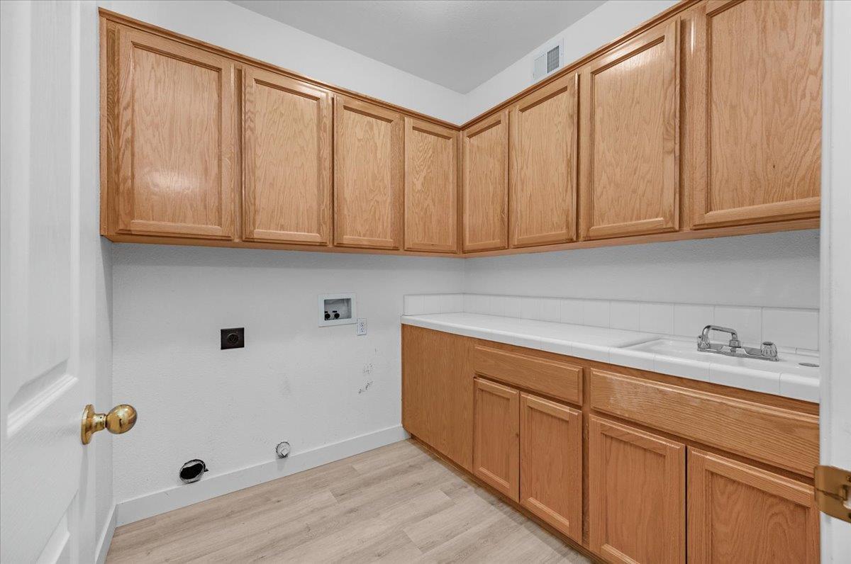 Clovis, California, 93611, United States, 5 Bedrooms Bedrooms, ,3 BathroomsBathrooms,Residential,For Sale,1924098