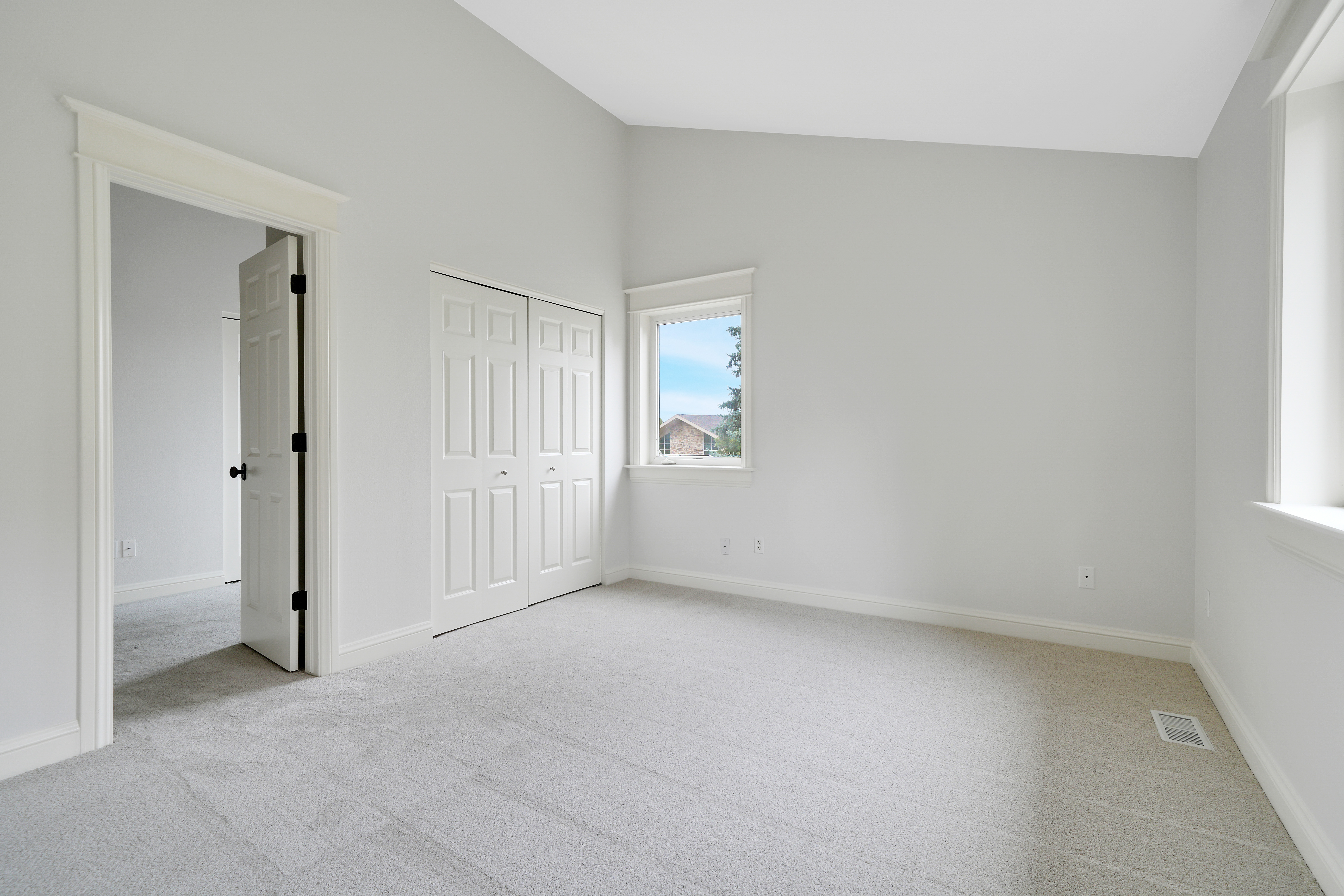  Custom Home with Vaulted Ceilings, Sauna and Wine Storage - 物件實景