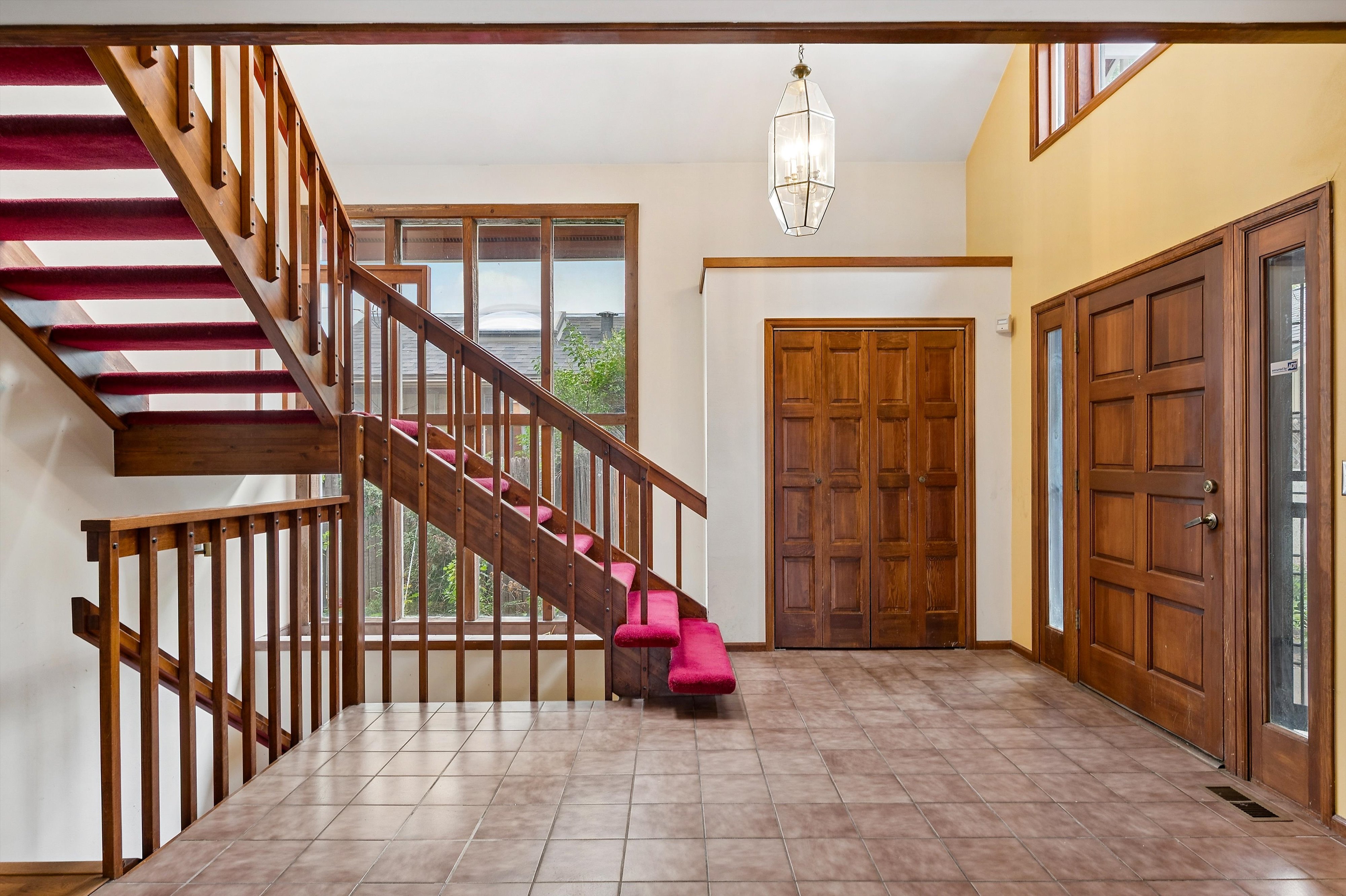  Architecturally distinctive home exudes a warm chalet and alpine feeling - 物件實景