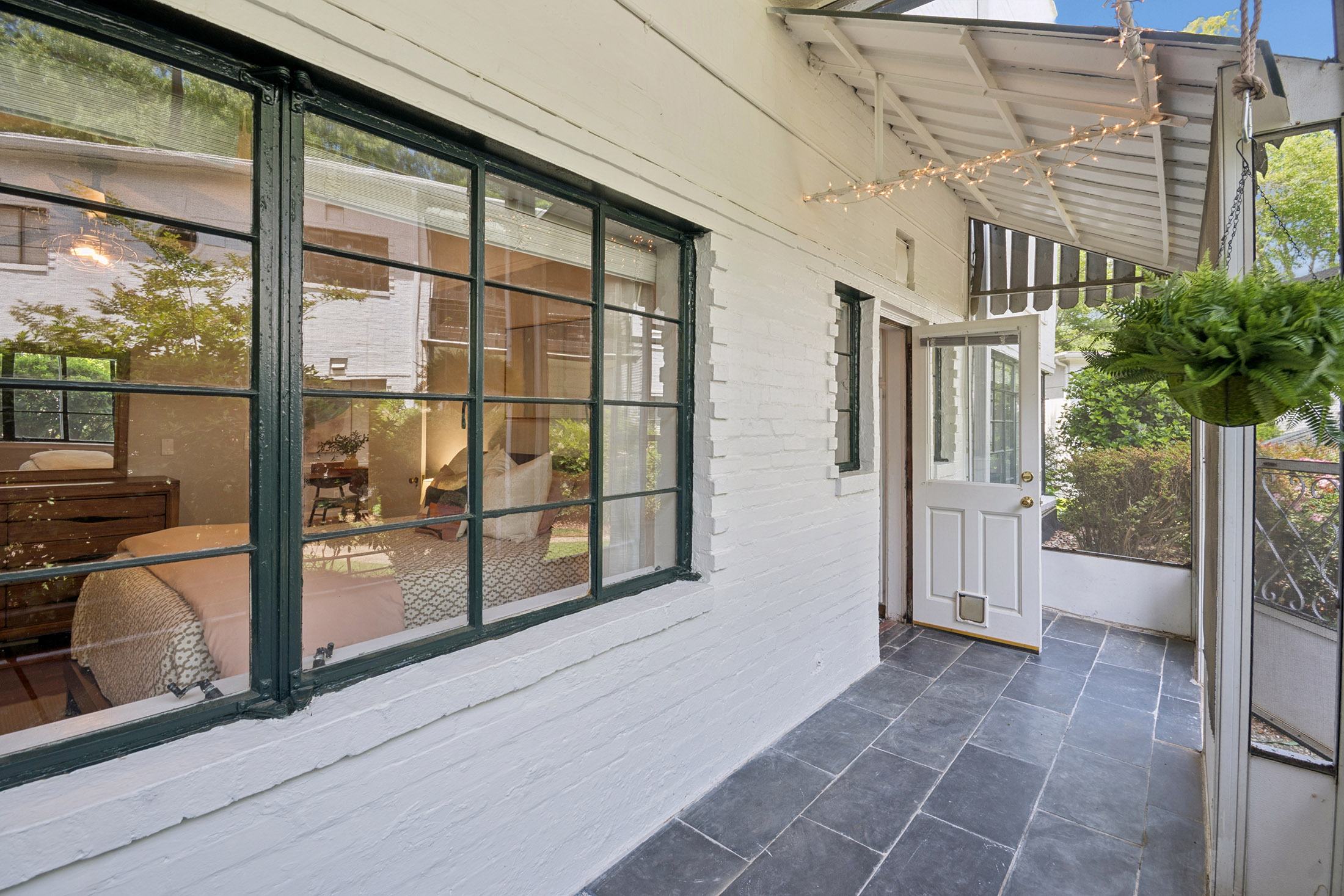  Stunning Mid-century End Unit in a Fantastic Location - 物件實景