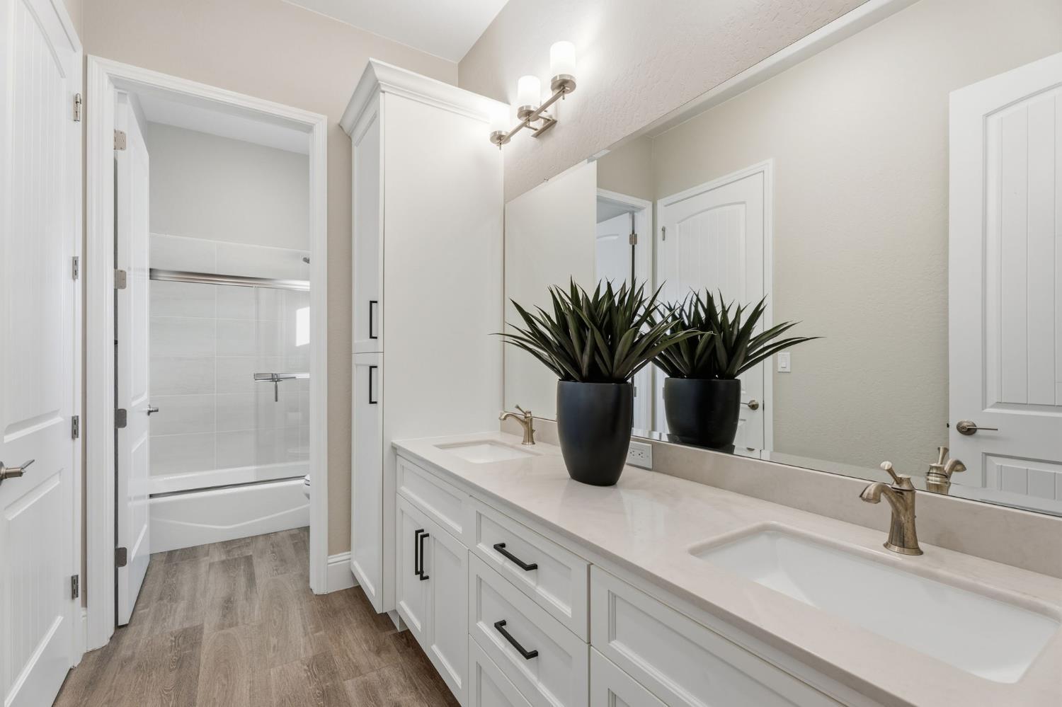 Clovis, California, 93619, United States, 4 Bedrooms Bedrooms, ,4 BathroomsBathrooms,Residential,For Sale,2010816