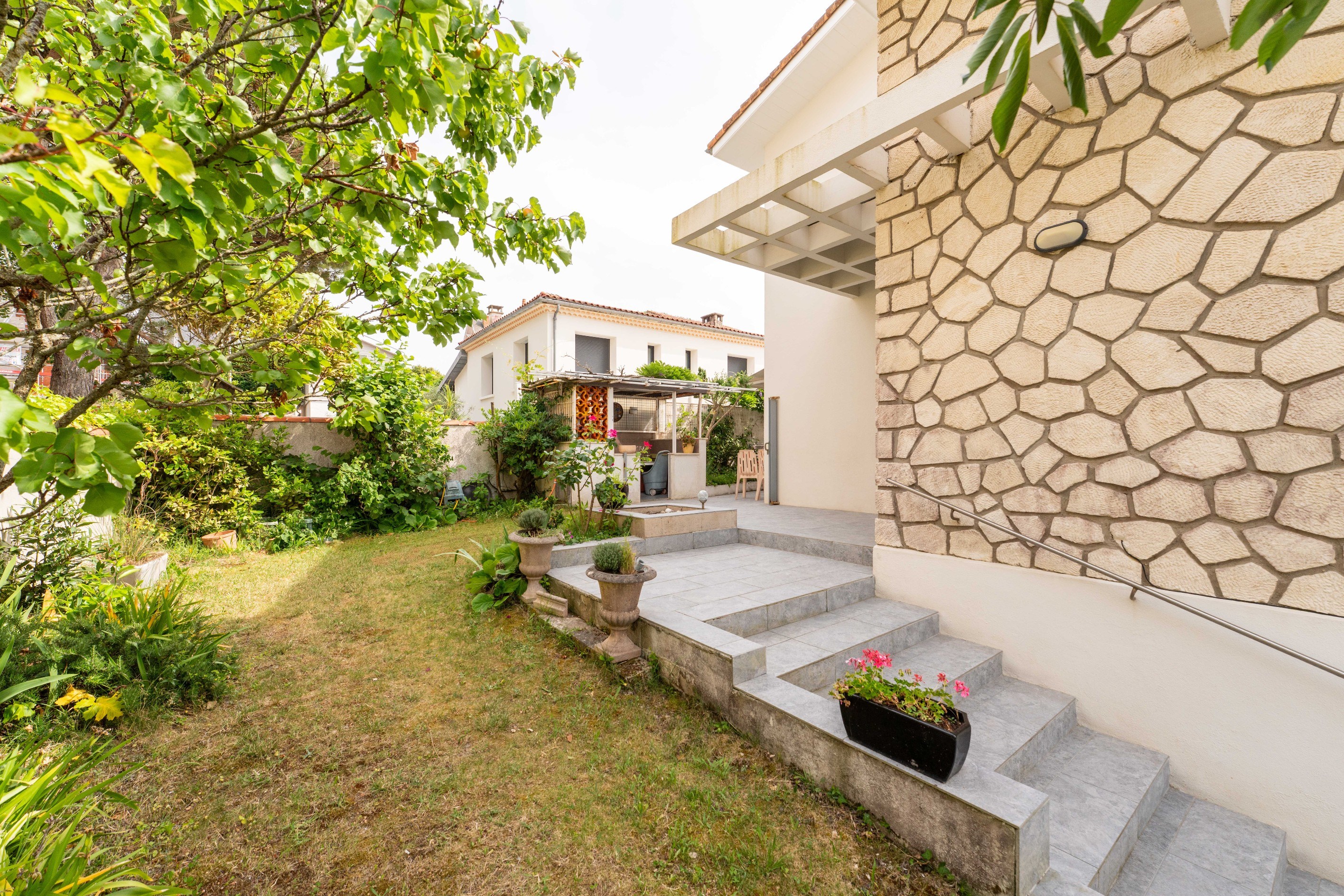  PONTAILLAC – 1950s VILLA 200 METERS FROM THE BEACH WITH DUAL GARAGE - 物件實景