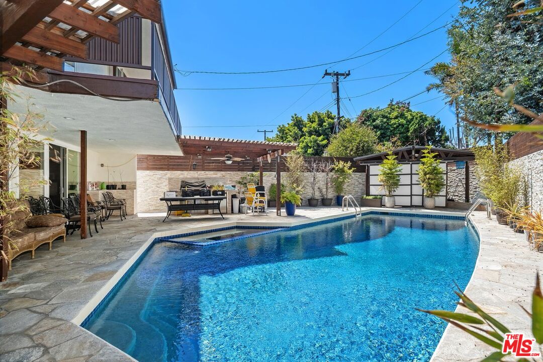 Los Angeles, California, 90056, United States, 5 Bedrooms Bedrooms, ,5 BathroomsBathrooms,Residential,For Sale,1918507