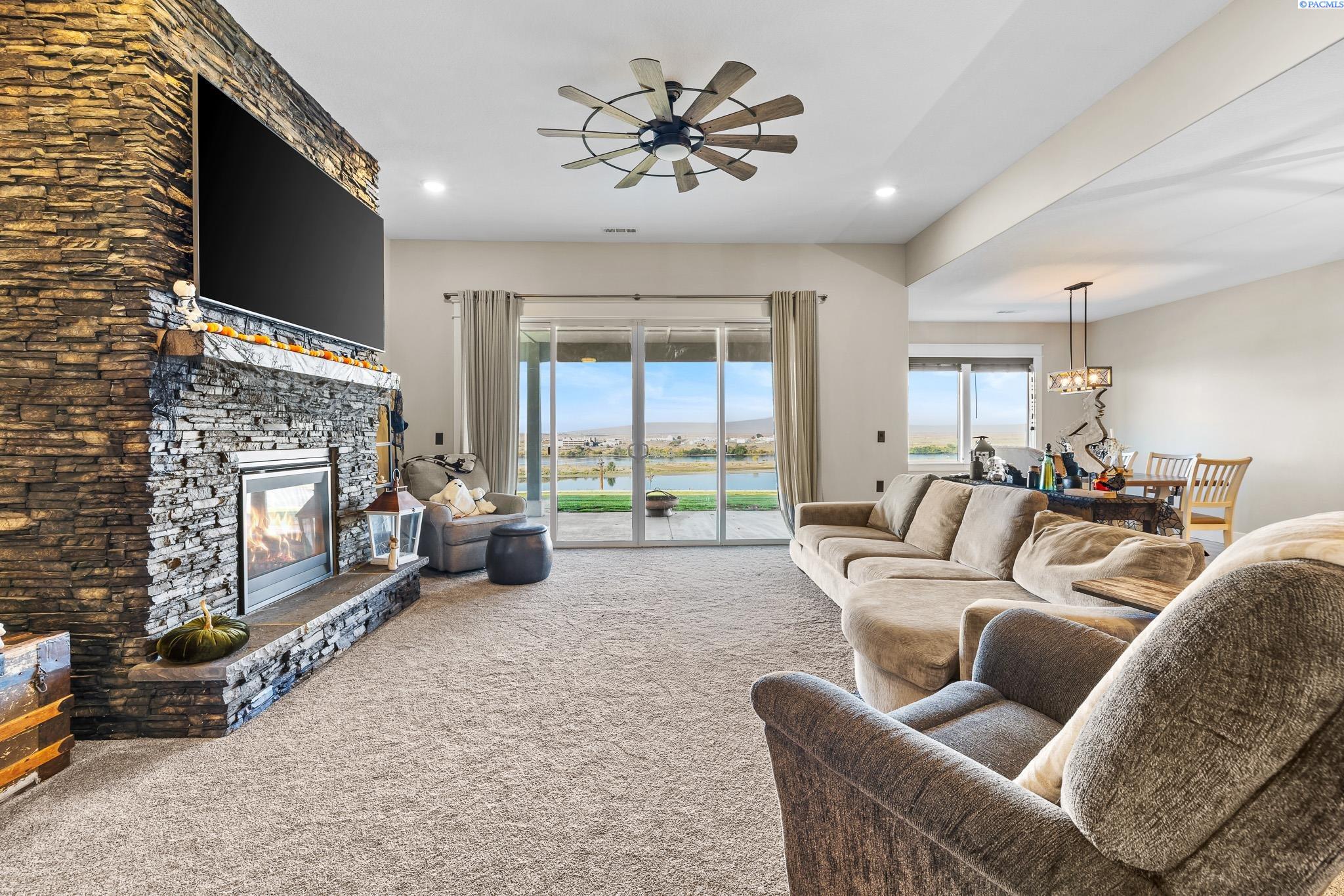 Pasco, Washington, 99301, United States, 5 Bedrooms Bedrooms, ,3 BathroomsBathrooms,Residential,For Sale,1997788