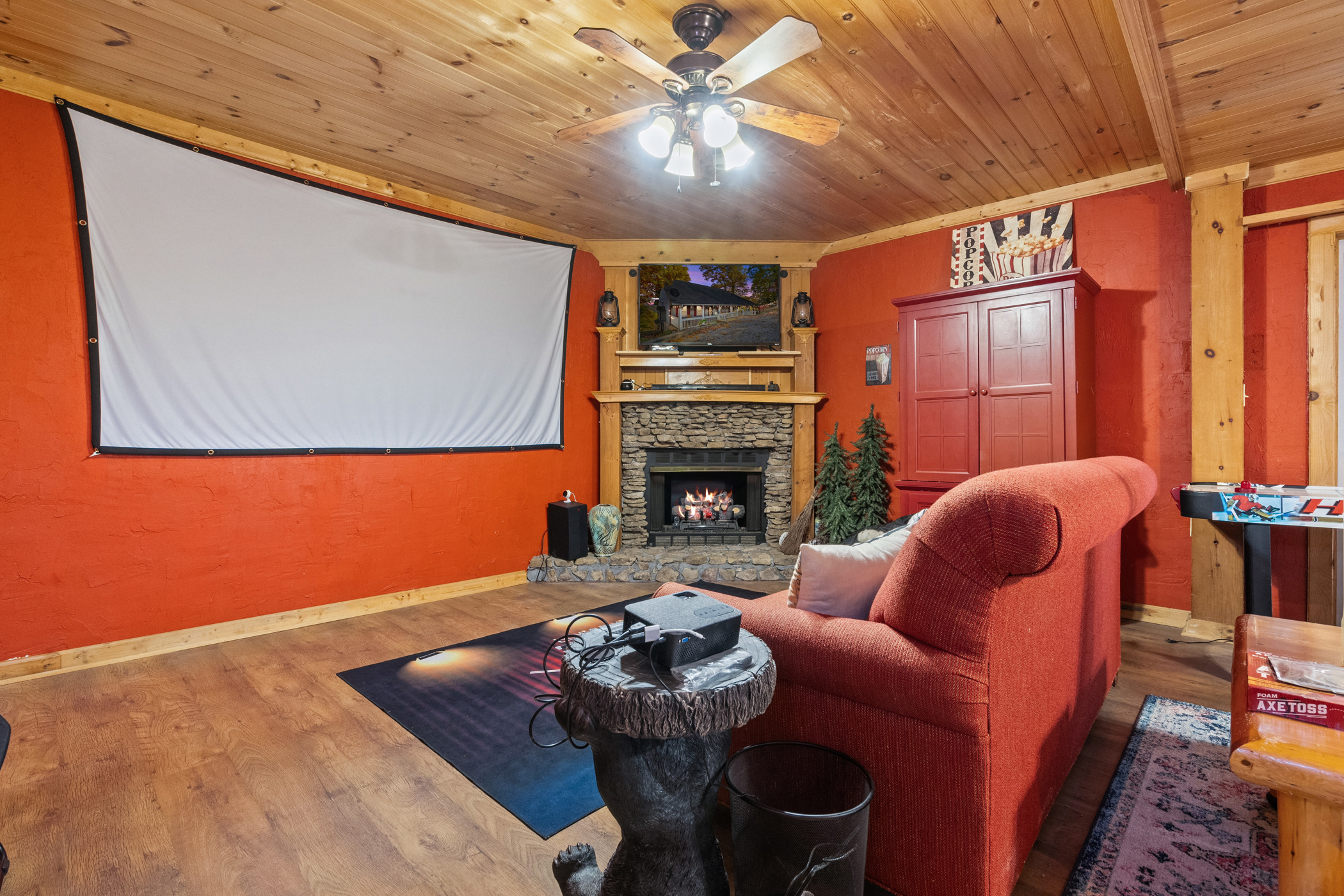 Sevierville, Tennessee, 37876, United States, 2 Bedrooms Bedrooms, ,4 BathroomsBathrooms,Residential,For Sale,1988602