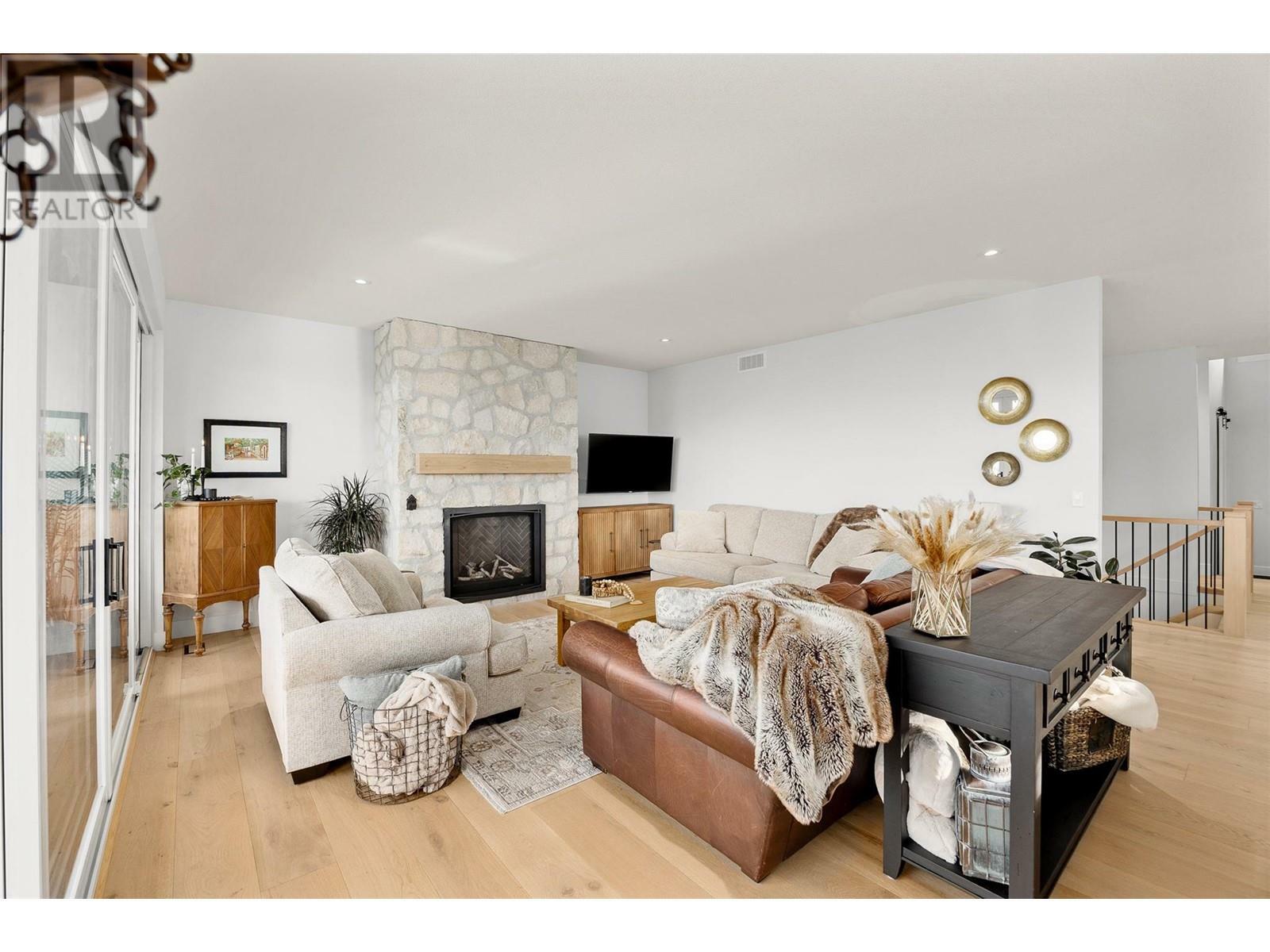 KELOWNA, British Columbia, V1W 4L1, CA, 4 Bedrooms Bedrooms, ,4 BathroomsBathrooms,Residential,For Sale,1838056