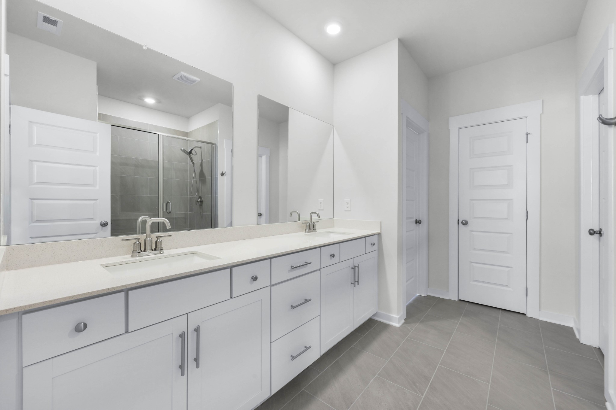 Clarksville, Tennessee, 37043, United States, 5 Bedrooms Bedrooms, ,5 BathroomsBathrooms,Residential,For Sale,1976524