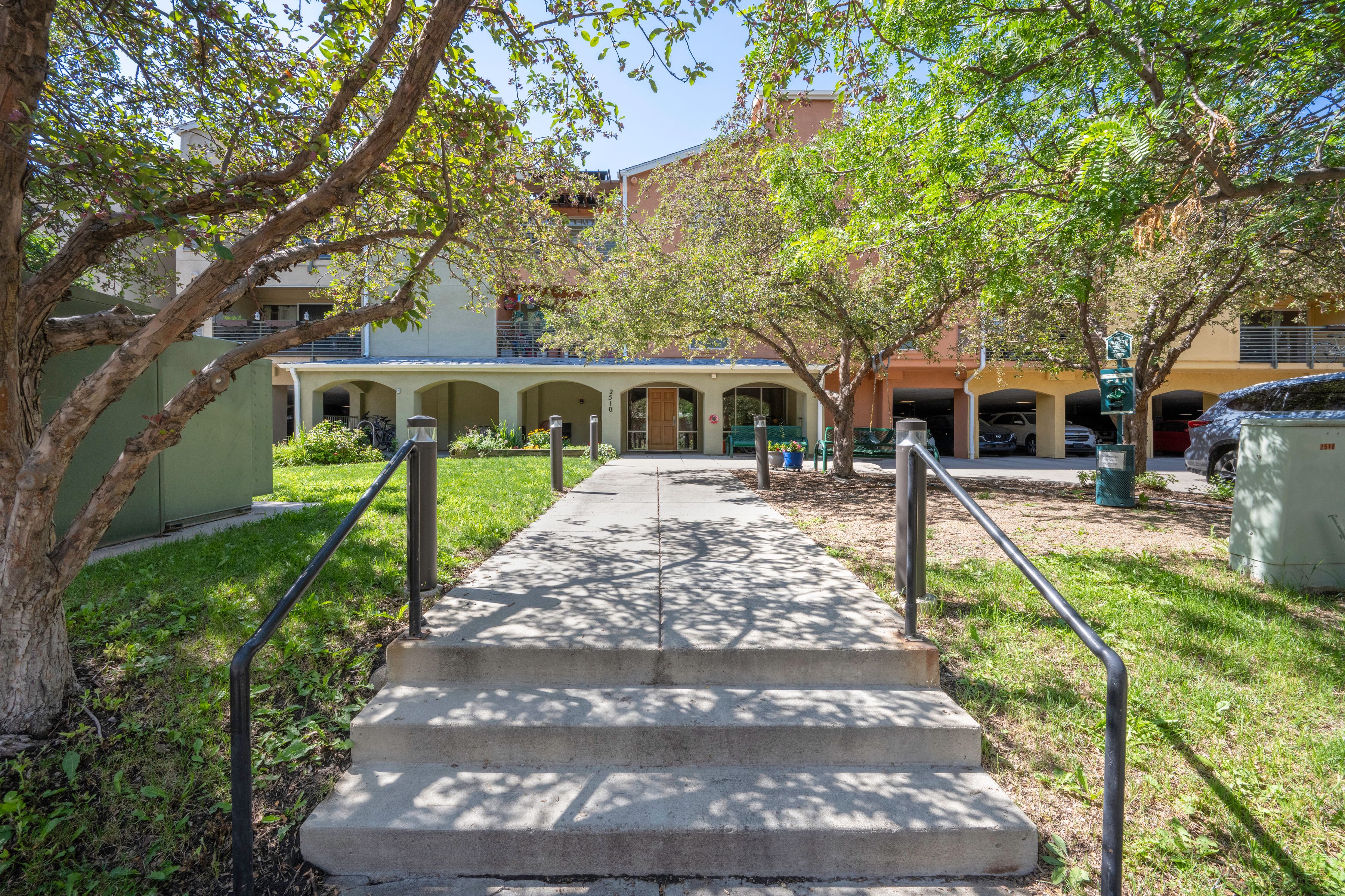  Sun-Drenched, Top-Floor End-Unit Condominium in the Heart of Central Boulder - 物件實景