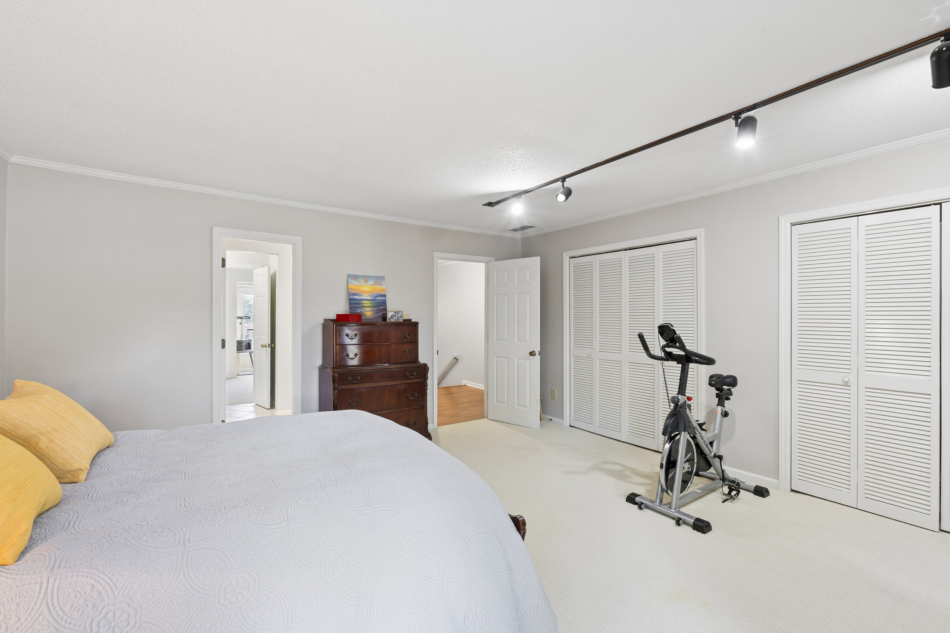  Lovingly Maintained and Thoughtfully Updated Residence - 物件實景