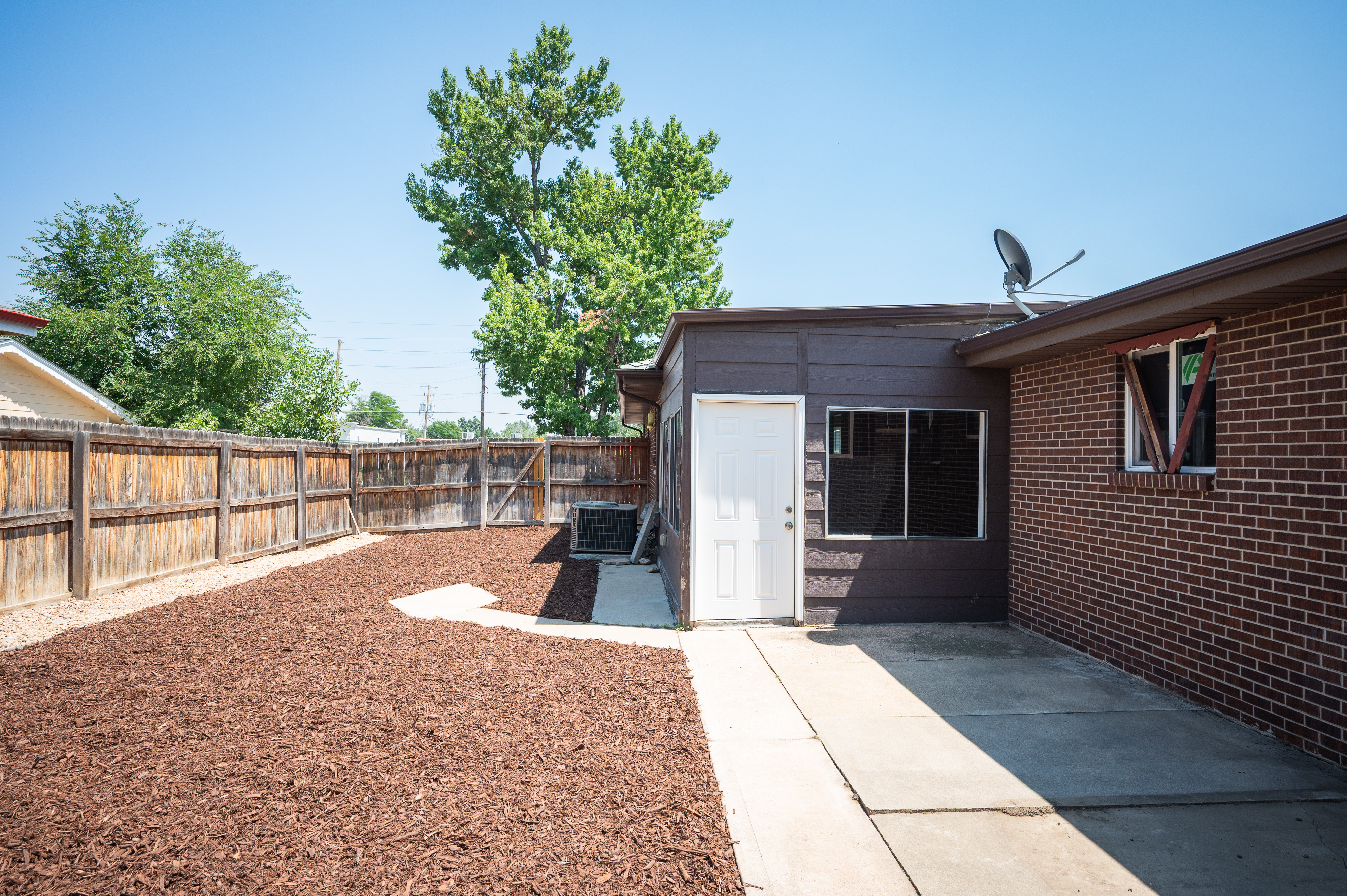  All Brick Ranch Home Offering Residential Comfort with Commercial Potential - 物件實景