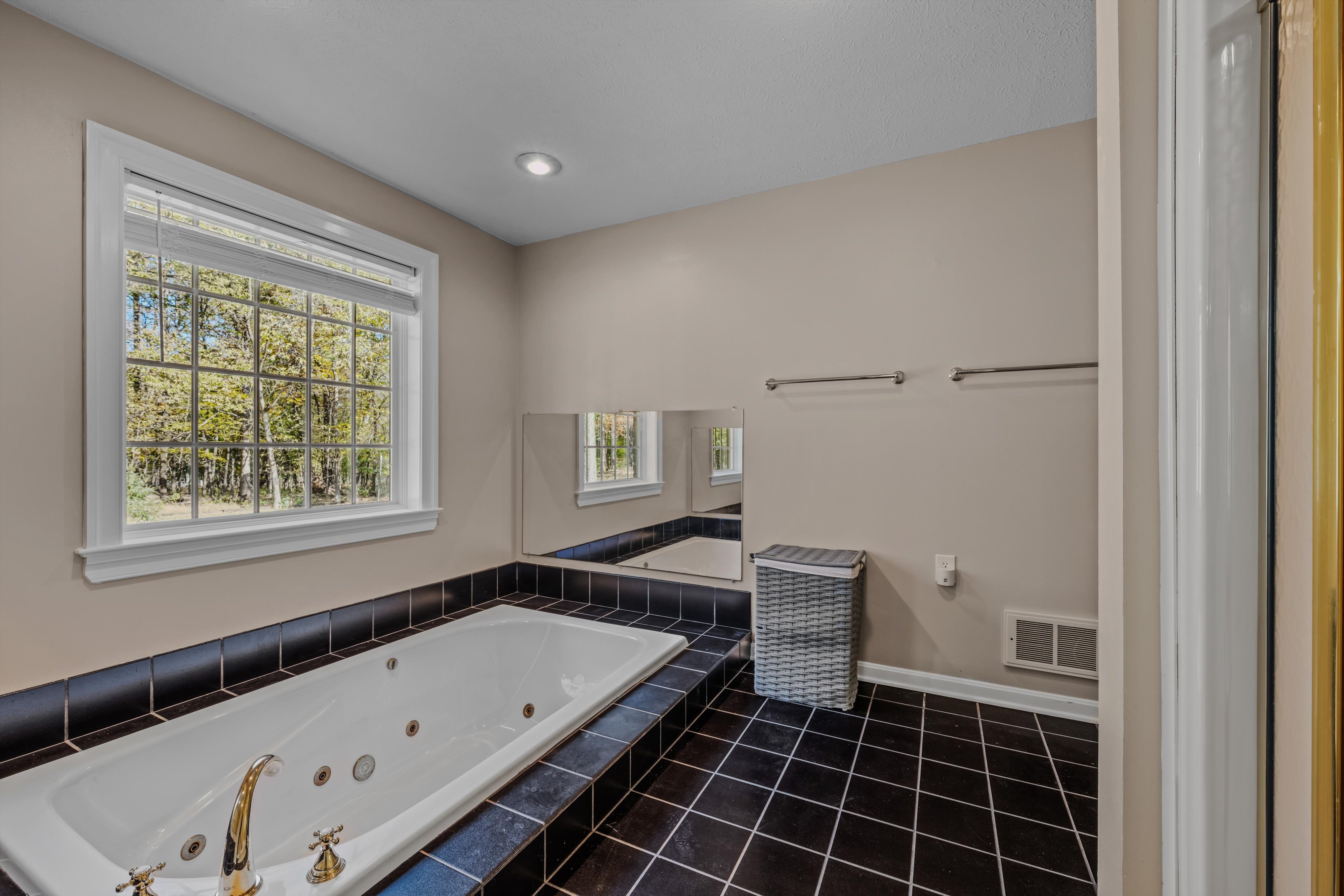 Martinsburg, West Virginia, 25403, United States, 3 Bedrooms Bedrooms, ,Residential,For Sale,1998035