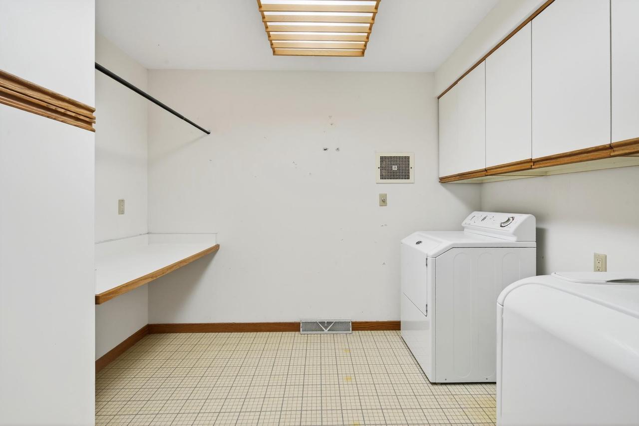 Oshkosh, Wisconsin, 54904, United States, 4 Bedrooms Bedrooms, ,3 BathroomsBathrooms,Residential,For Sale,1978045