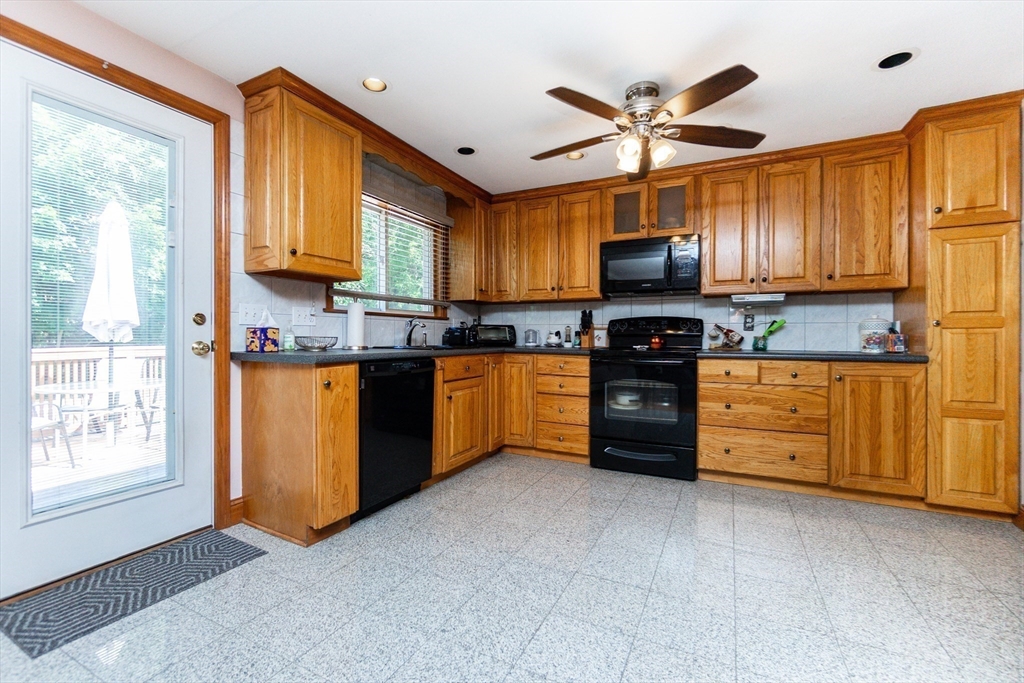 Saugus, Massachusetts, 01906, United States, 3 Bedrooms Bedrooms, ,2 BathroomsBathrooms,Residential,For Sale,1982387