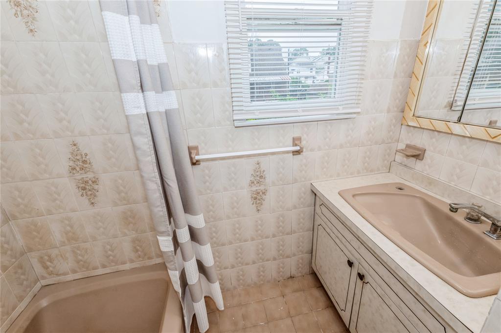 Elmont, New York, 11003, United States, 5 Bedrooms Bedrooms, ,2 BathroomsBathrooms,Residential,For Sale,1928943
