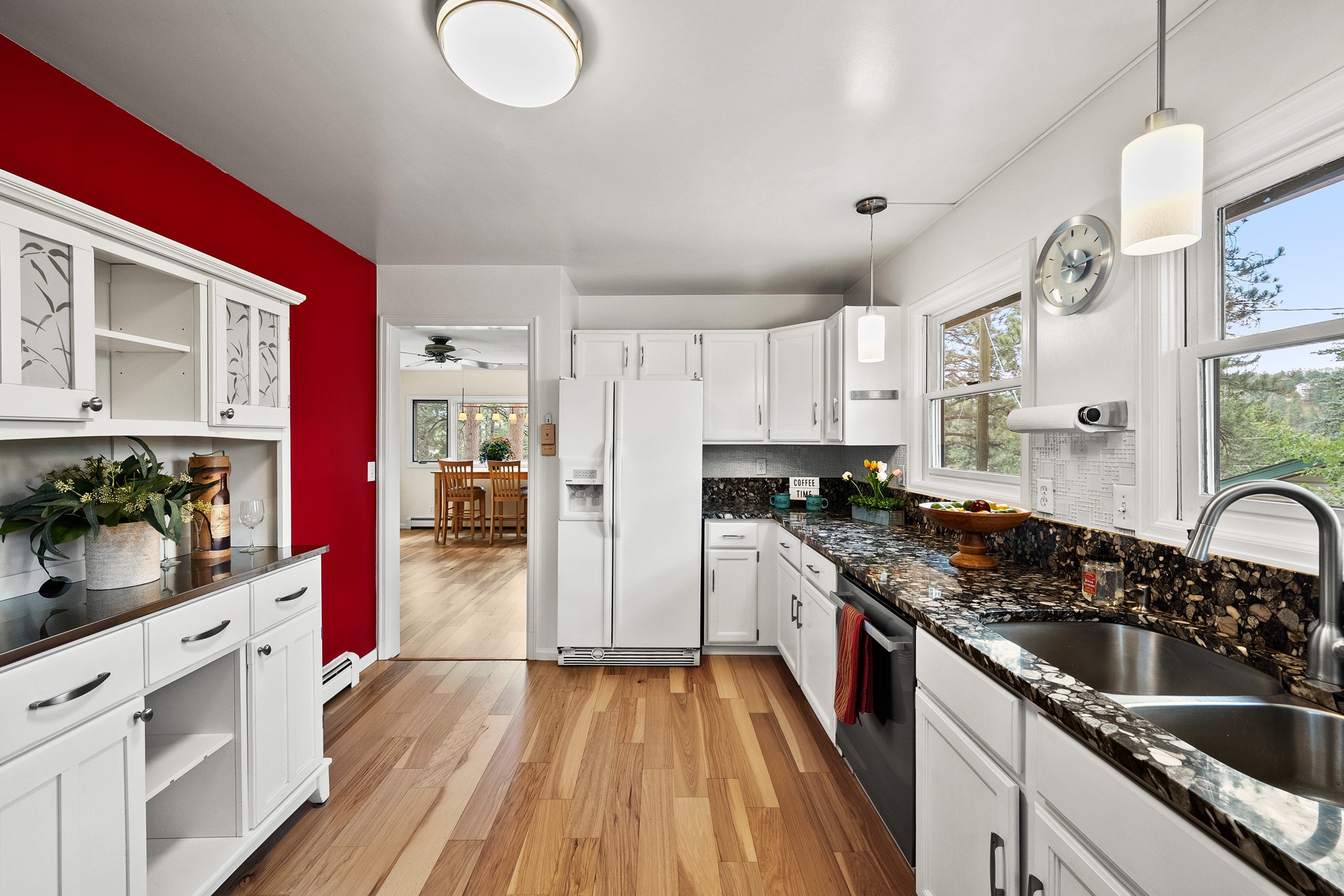  Rare Opportunity to Own 2 Homes Just Steps Away from Coveted Evergreen Lake - 物件實景