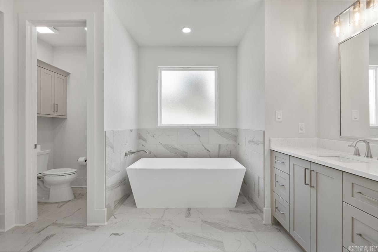 Benton, Arkansas, 72019, United States, 5 Bedrooms Bedrooms, ,4 BathroomsBathrooms,Residential,For Sale,1998689