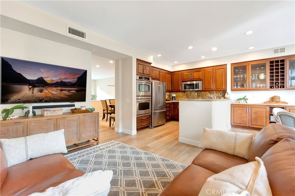 Huntington Beach, California, 92648, United States, 2 Bedrooms Bedrooms, ,3 BathroomsBathrooms,Residential,For Sale,1992033