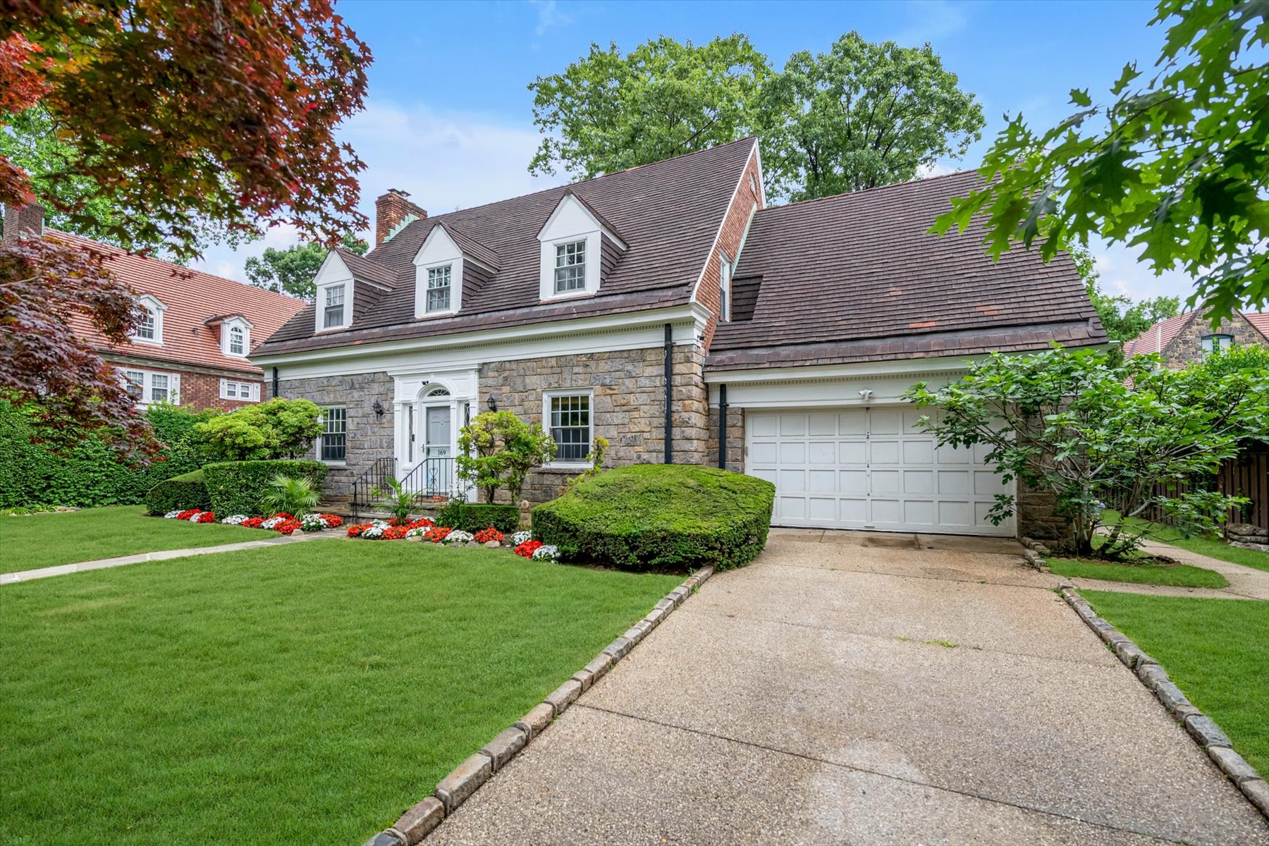  “DETACHED BRICK AND STONE HOME IN FOREST HILLS GARDENS? - 物件實景