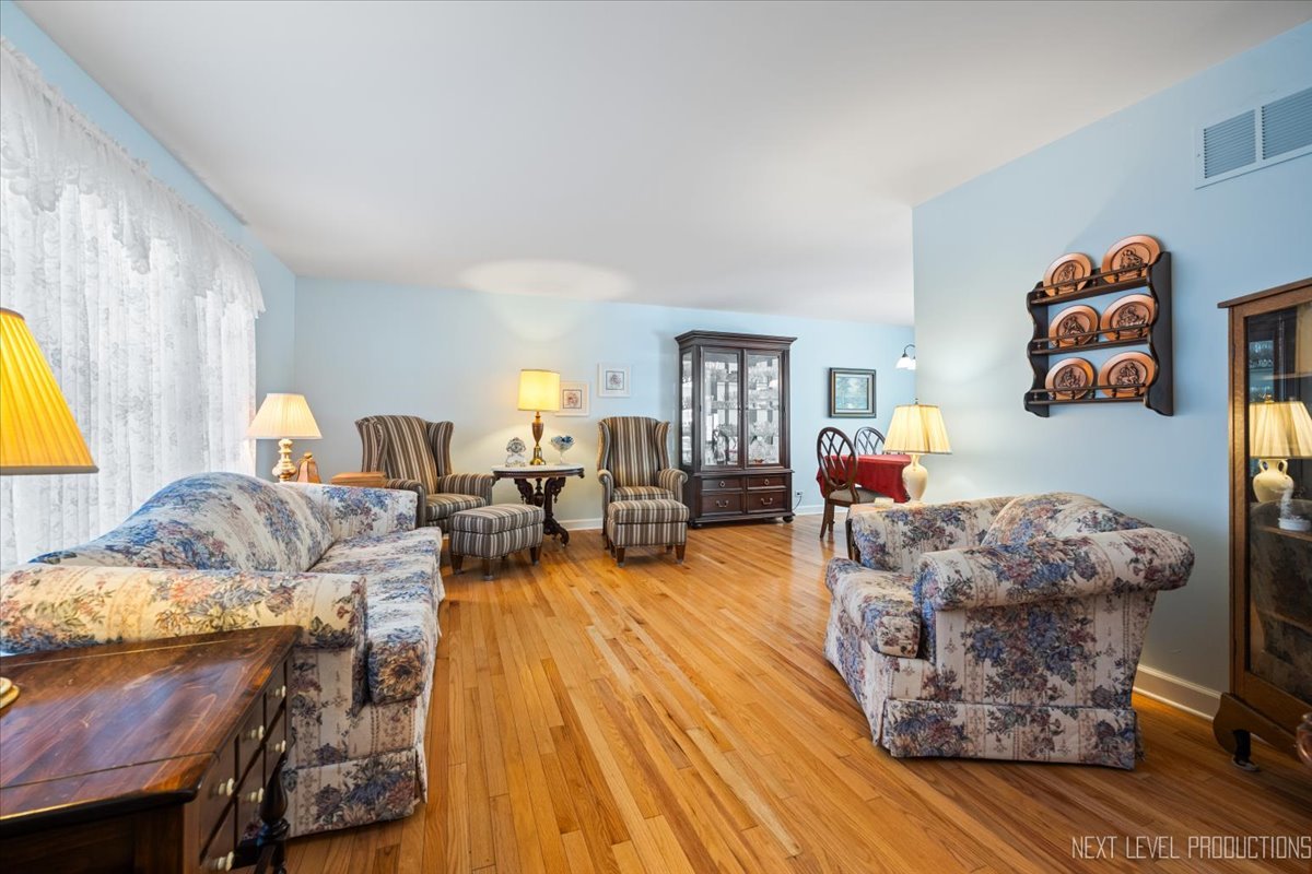 Naperville, Illinois, 60565, United States, 4 Bedrooms Bedrooms, ,4 BathroomsBathrooms,Residential,For Sale,1987037