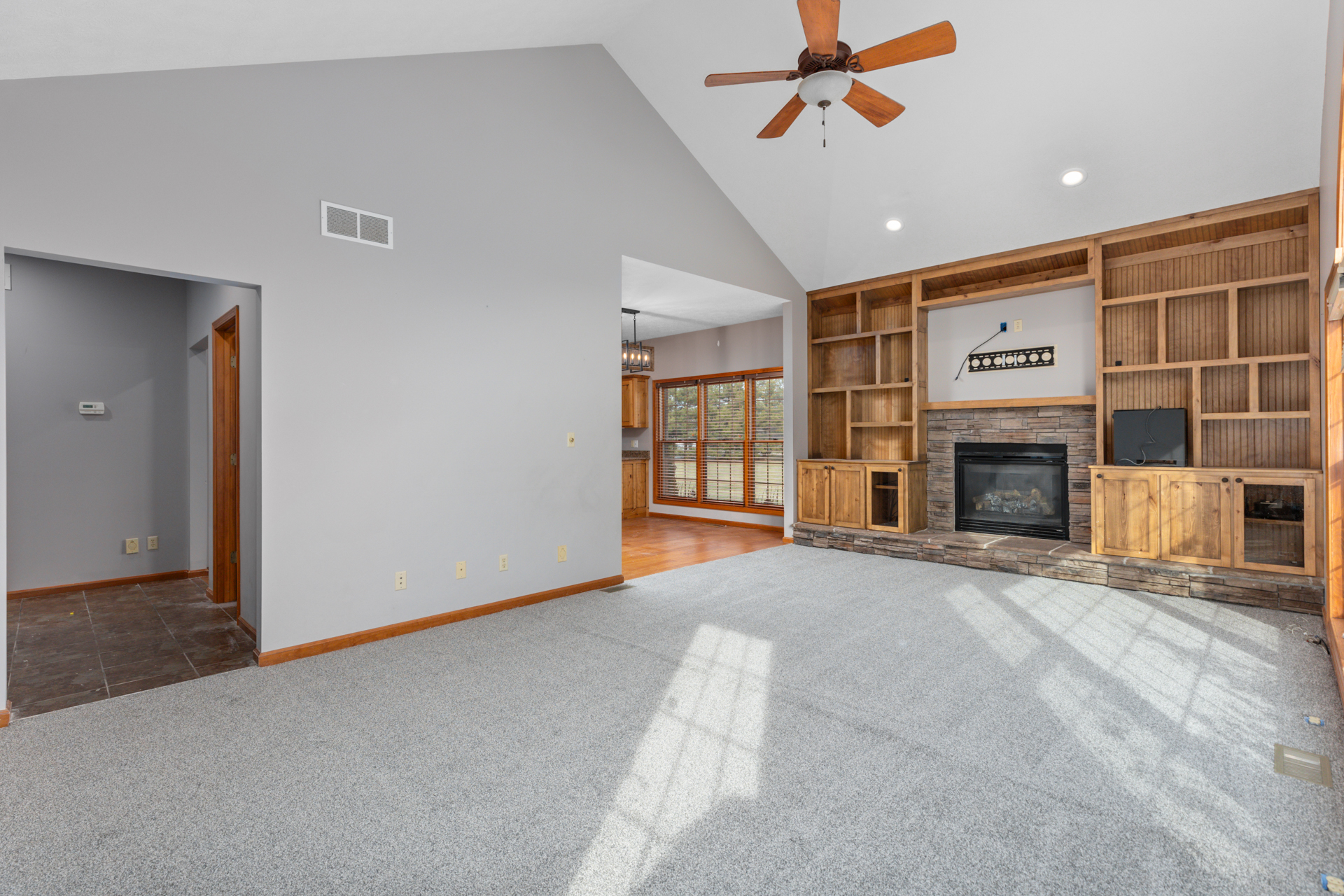 Litchfield, Illinois, 62056, United States, 5 Bedrooms Bedrooms, ,4 BathroomsBathrooms,Residential,For Sale,1986083