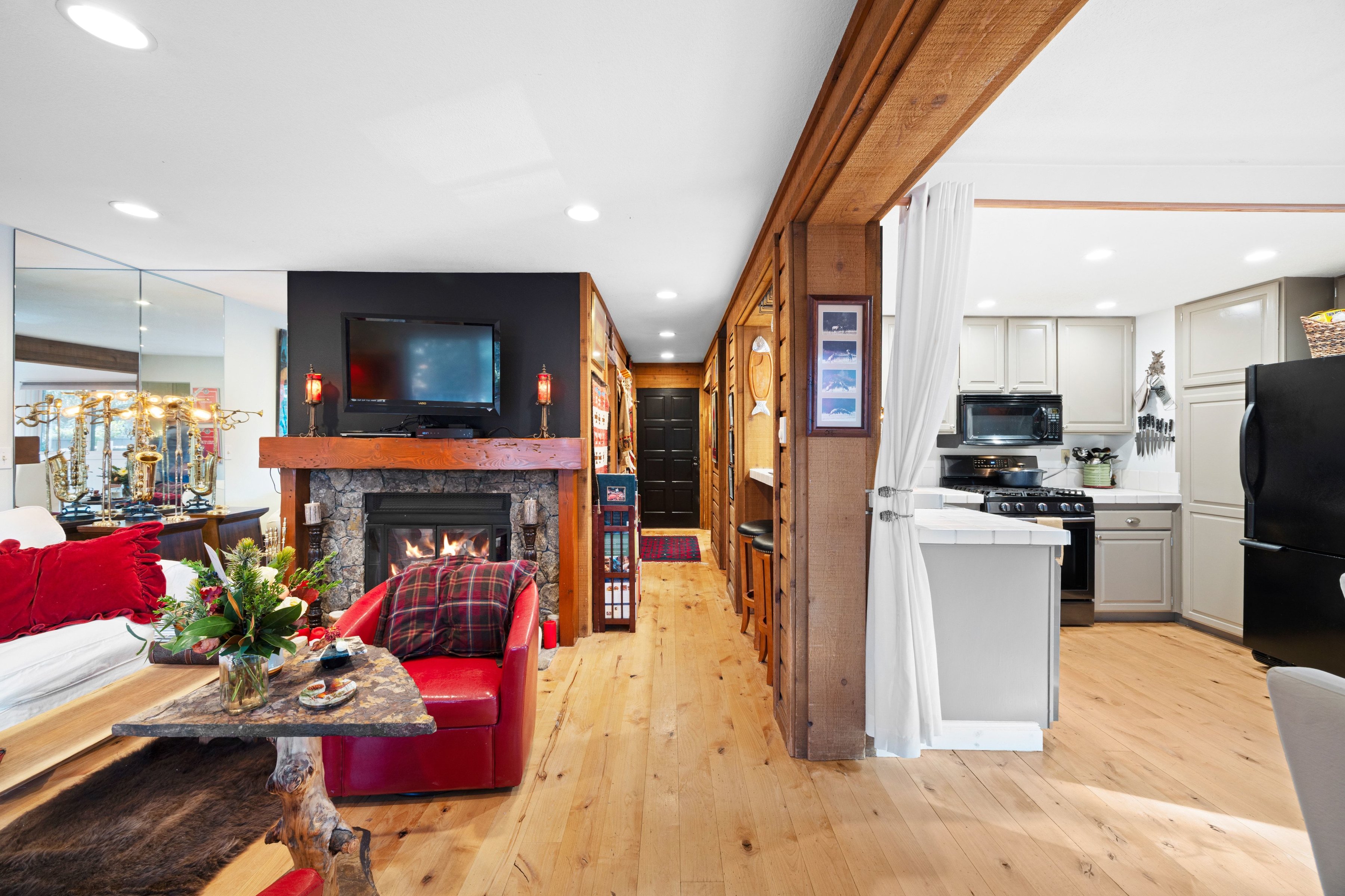 Beautifully Updated Two-Bedroom Elkhorn Condominium - 物件實景