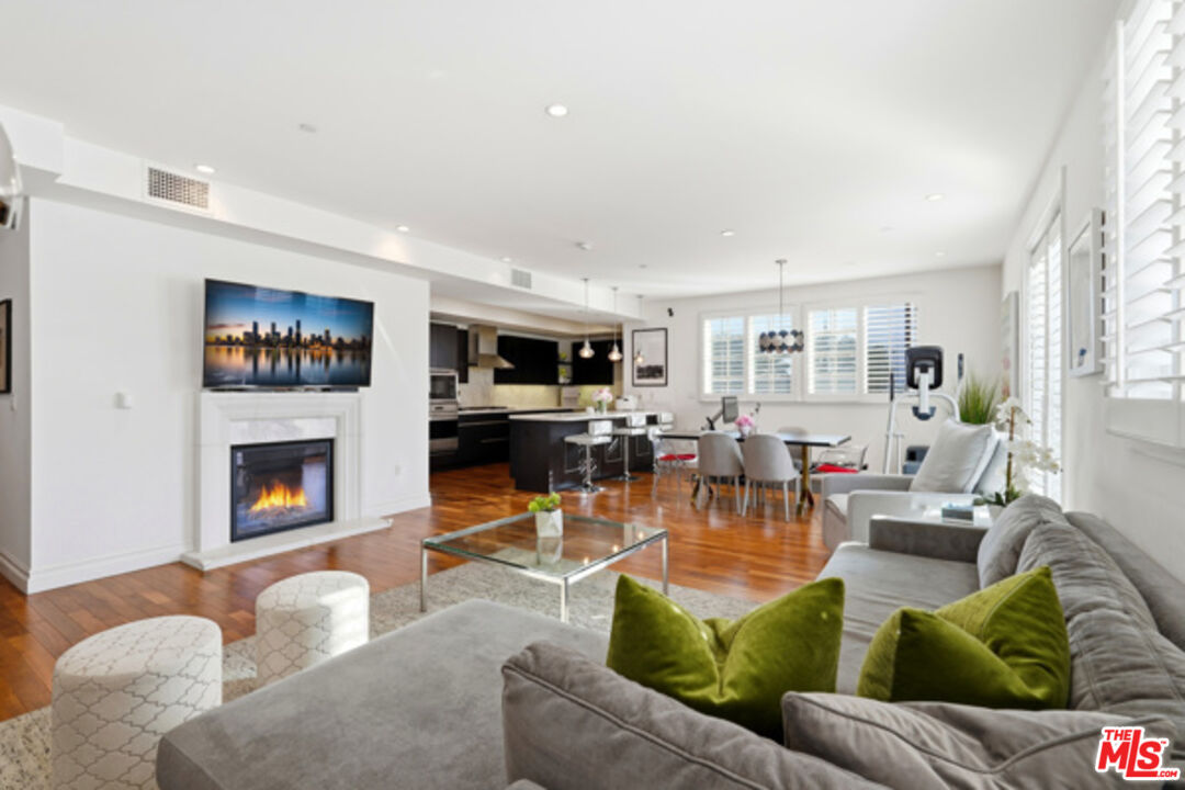 Los Angeles, California, 90010, United States, 3 Bedrooms Bedrooms, ,3 BathroomsBathrooms,Residential,For Sale,1997463