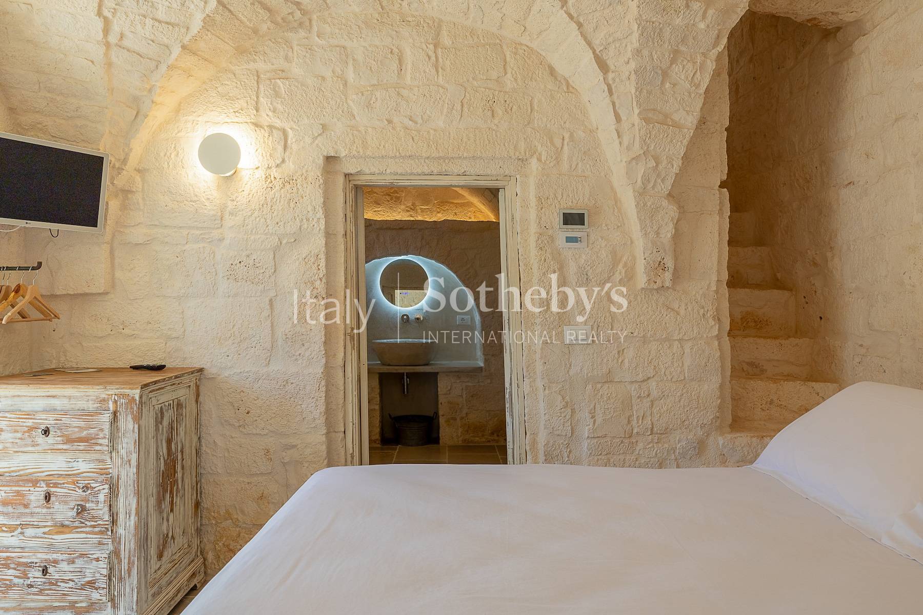  Exclusive estate among the olive trees in the Valle d