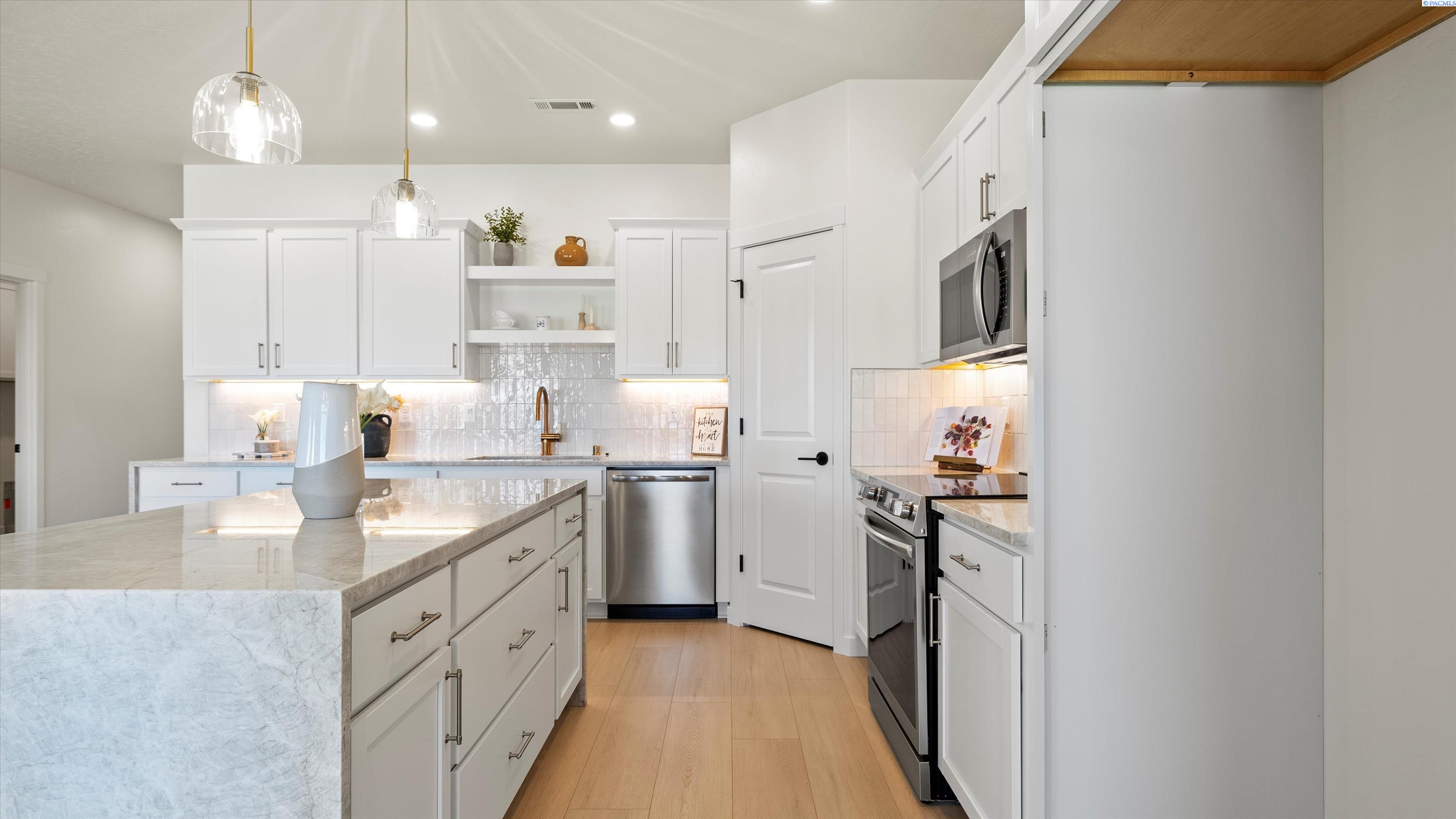 Richland, Washington, 99352, United States, 3 Bedrooms Bedrooms, ,2 BathroomsBathrooms,Residential,For Sale,1883404