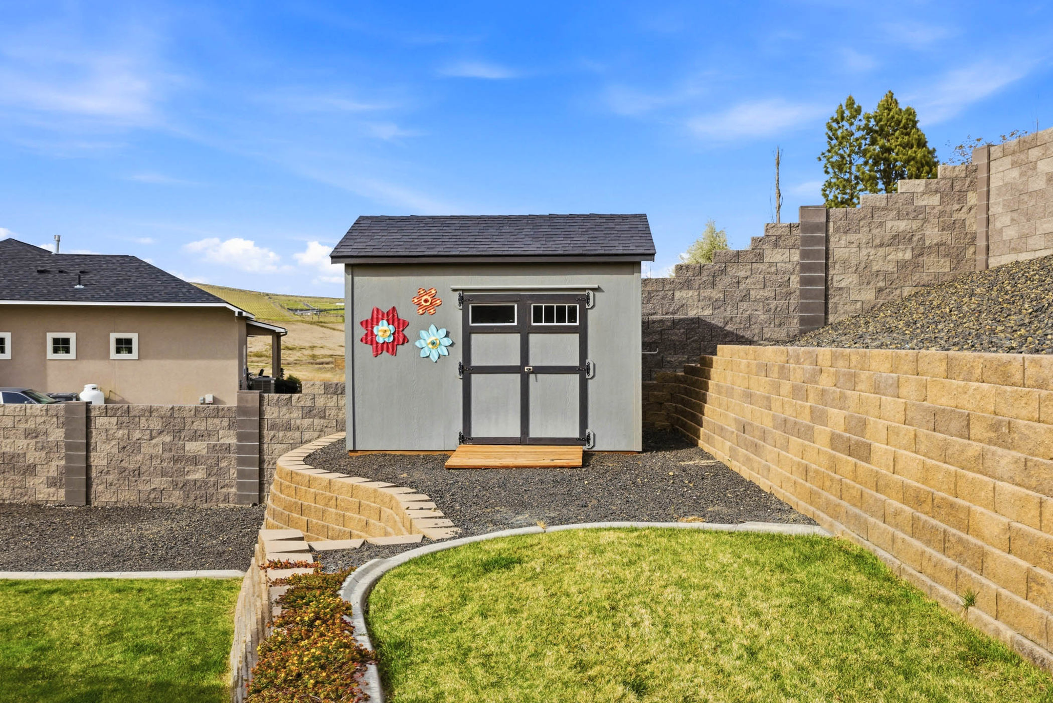  4 car garage in cul-de-sac Upgrades, single level - 物件實景