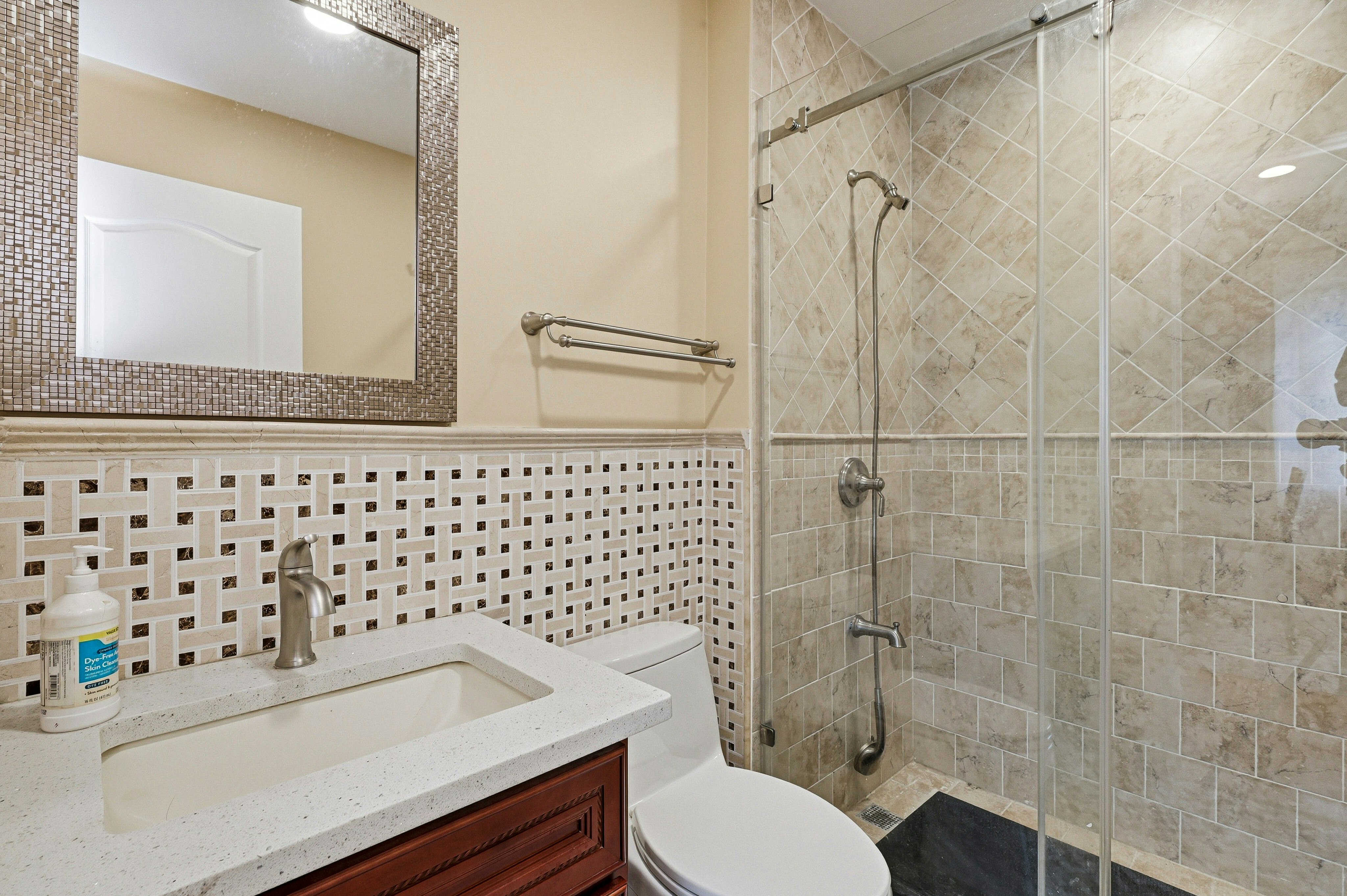  18 Aldgate Drive W, Manhasset, NY 11030 - 物件實景