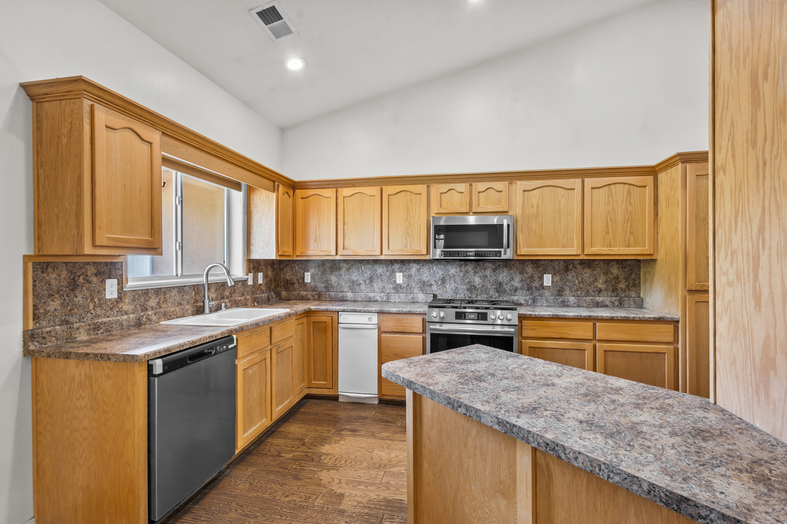 Belen, New Mexico, 87002, United States, 3 Bedrooms Bedrooms, ,2 BathroomsBathrooms,Residential,For Sale,1914205