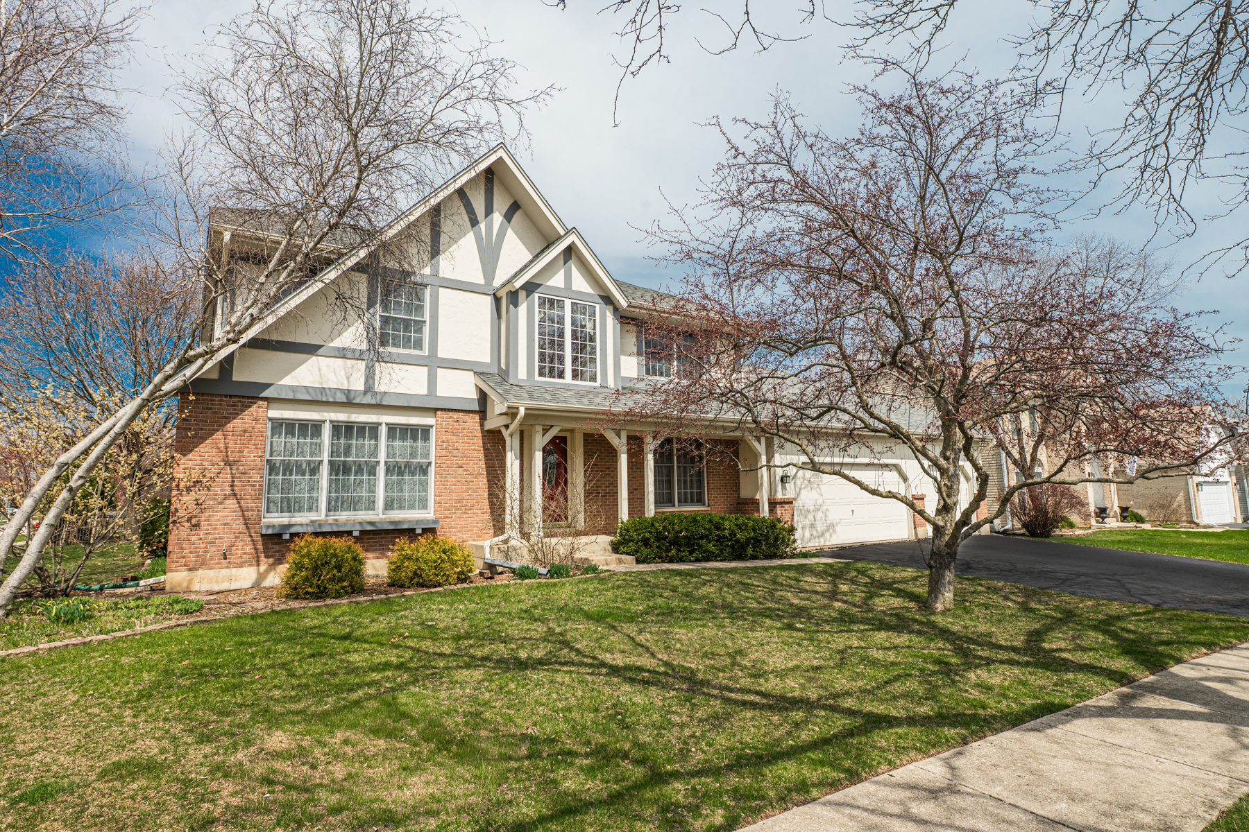  Beautifully Maintained Storybook Home - 物件實景