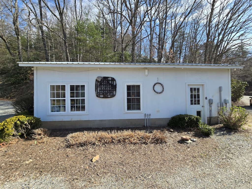 Lansing, North Carolina, 28643, United States, 2 Bedrooms Bedrooms, ,4 BathroomsBathrooms,Residential,For Sale,1914214
