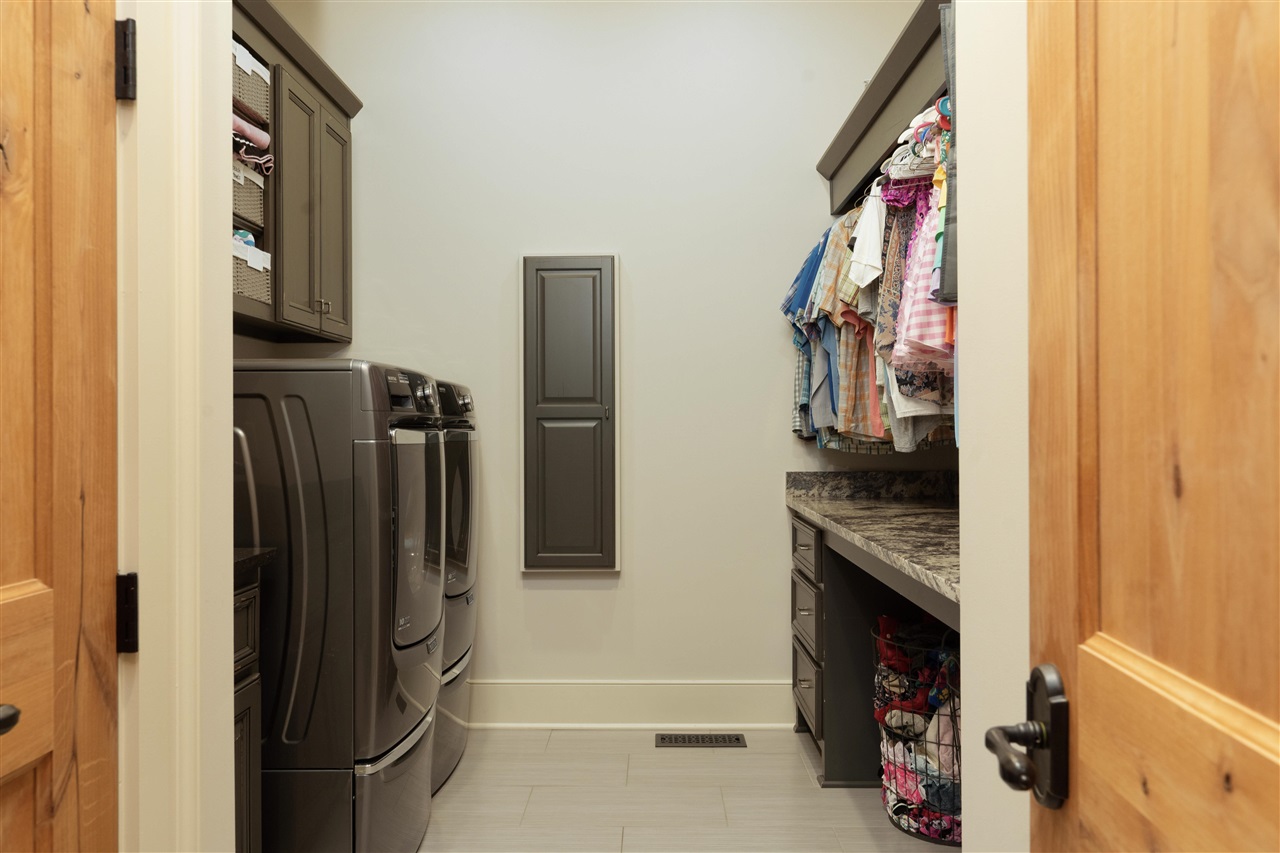 Bowling Green, Kentucky, 42103, United States, 5 Bedrooms Bedrooms, ,5 BathroomsBathrooms,Residential,For Sale,1986458