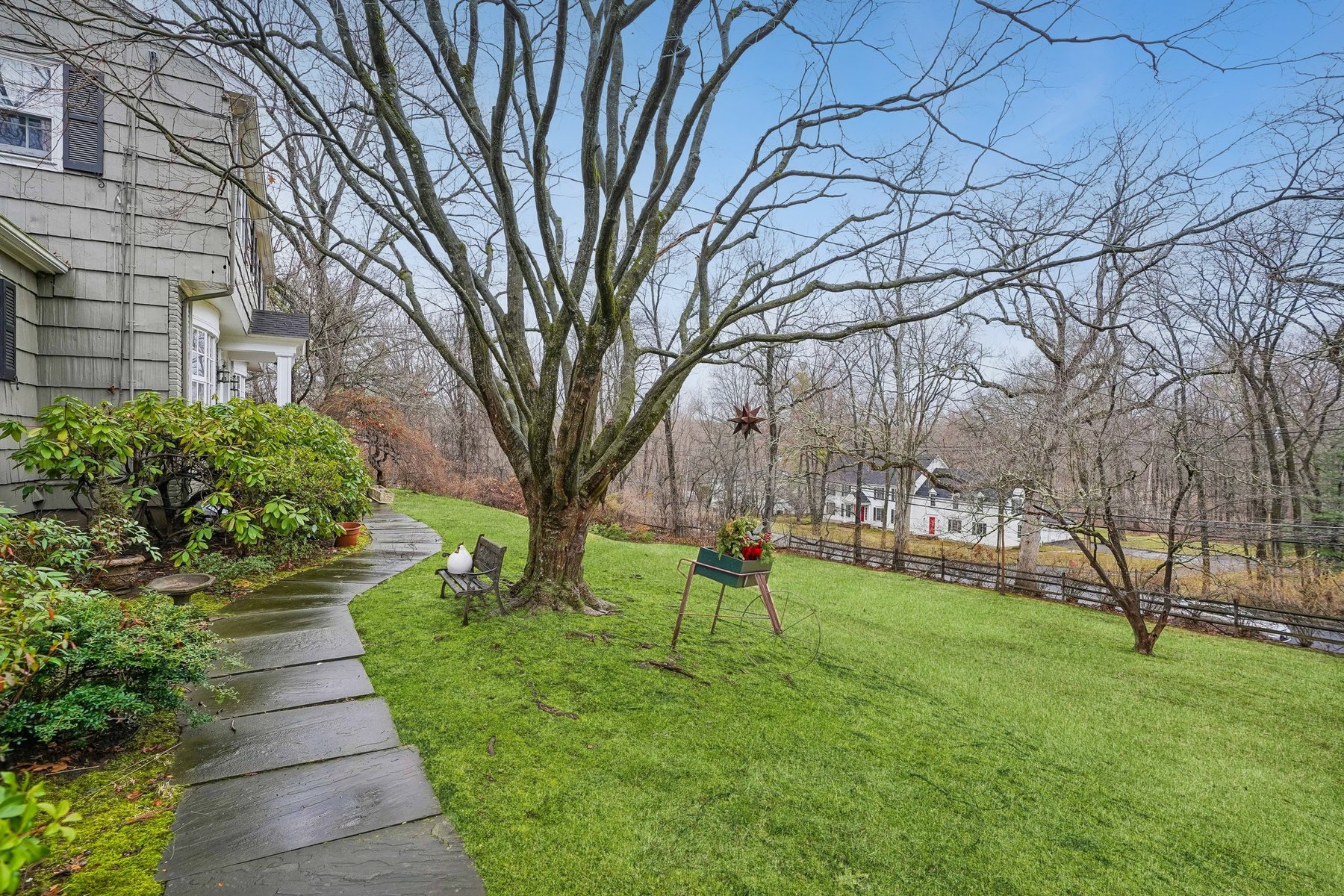  Classic Center Hall Colonial Privately Set on 1.2 Acres - 物件實景